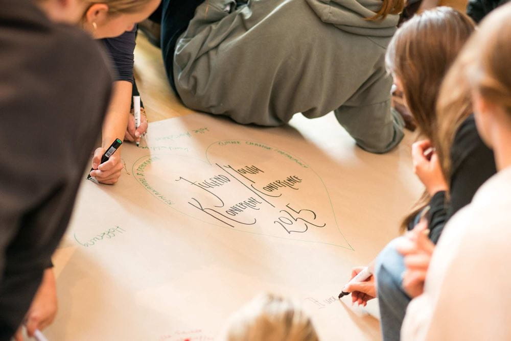 Jugendkonferenz vom 26. bis zum 28. September in Duisburg: Motto "Demokratie und Klimakrise - Wie können sich junge Leute aktiv in den Klimaschutz einbringen?" Jugendkonferenz vom 26. bis zum 28. September in Duisburg: Motto "Demokratie und Klimakrise - Wie können sich junge Leute aktiv in den Klimaschutz einbringen?"