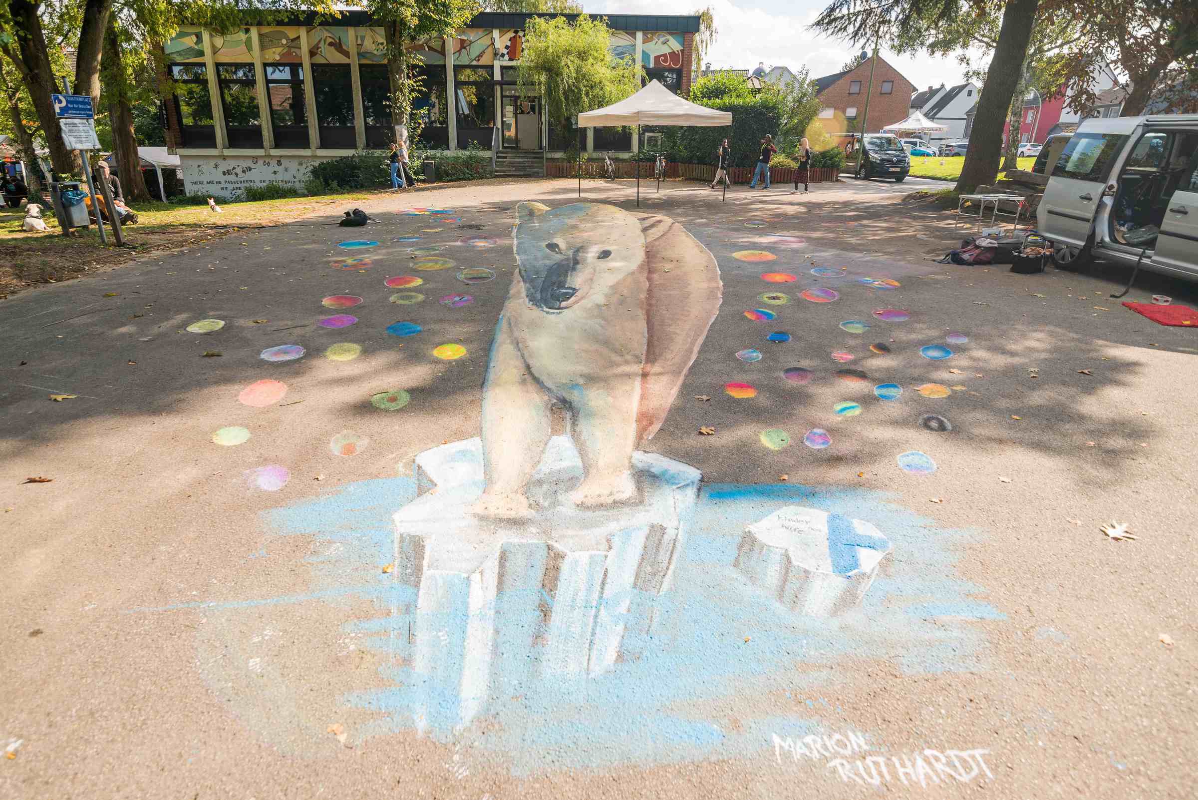 Eine große Kreidezeichnung von einem Eisbär, der auf einer kleiner Scholle steht (Quelle: Finn Schäfer)