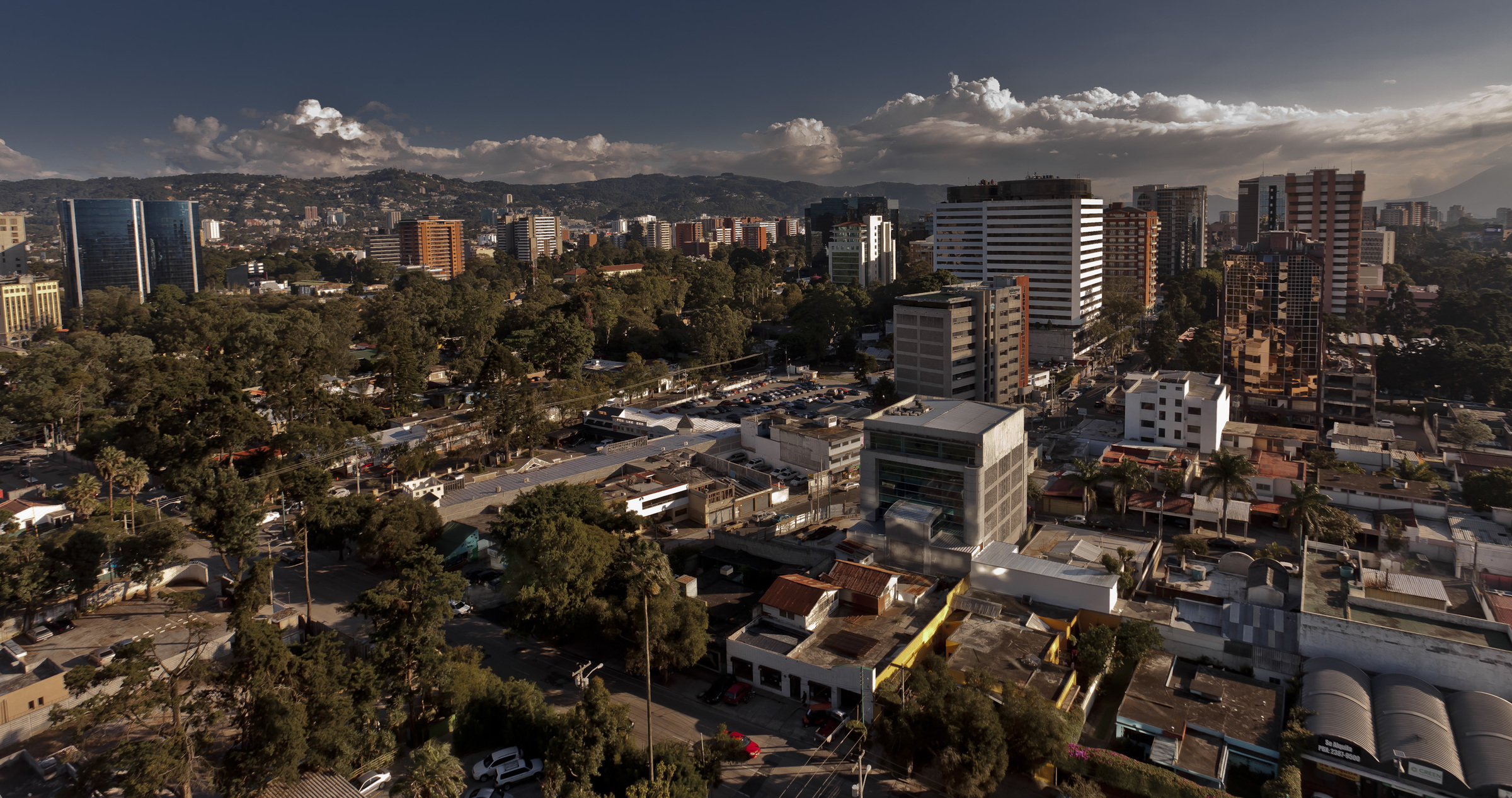 Übersicht auf Guatemala-Stadt vom Dach der Deutschen Botschaft (Foto: Jakob Studnar - fotopool)