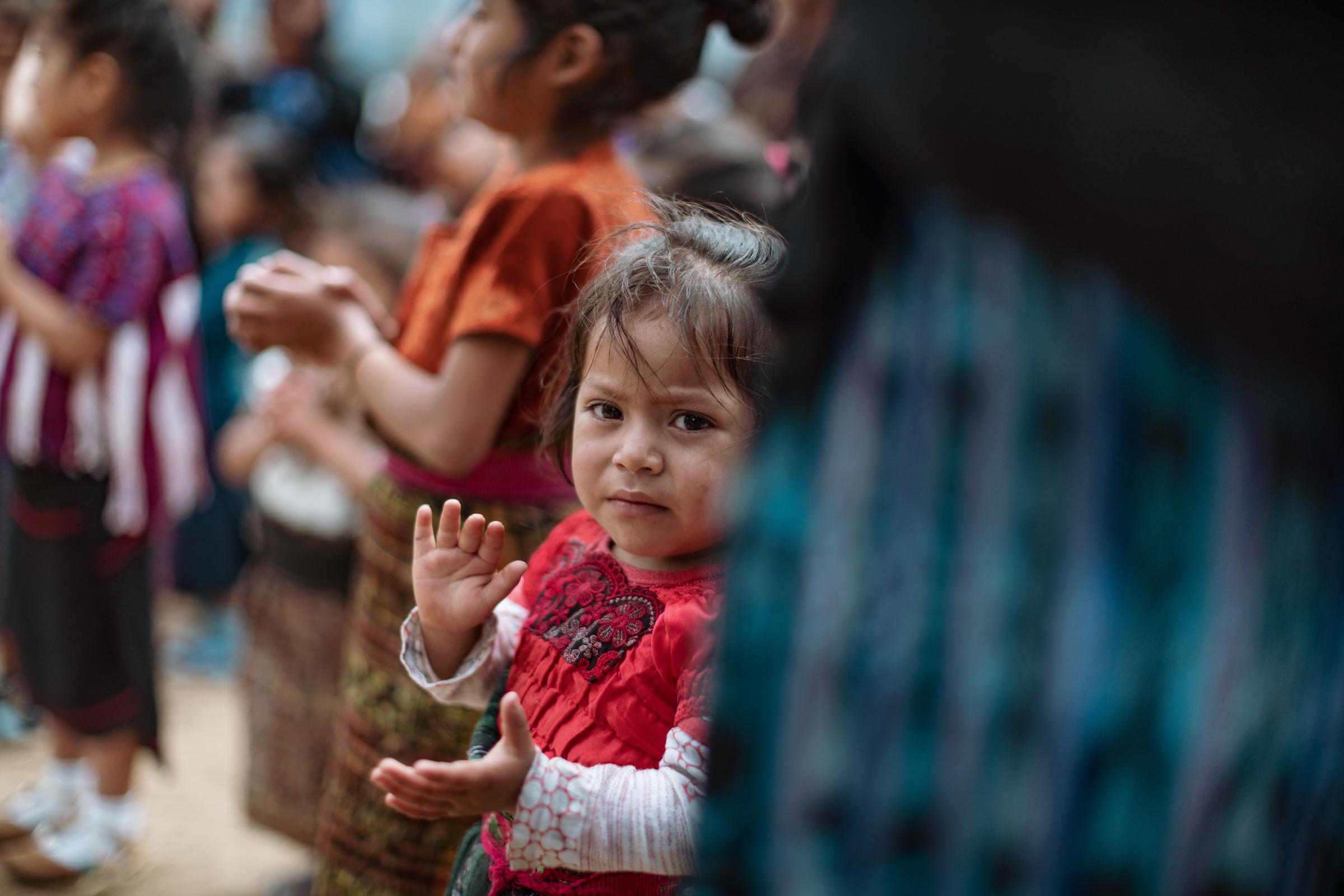 Ein kleines Mädchen aus Guatemala klatscht in einer Kindergruppe in die Hände (Foto: Jakob Studnar /  Kindernothilfe) Ein kleines Mädchen aus Guatemala klatscht in einer Kindergruppe in die Hände (Foto: Jakob Studnar /  Kindernothilfe)