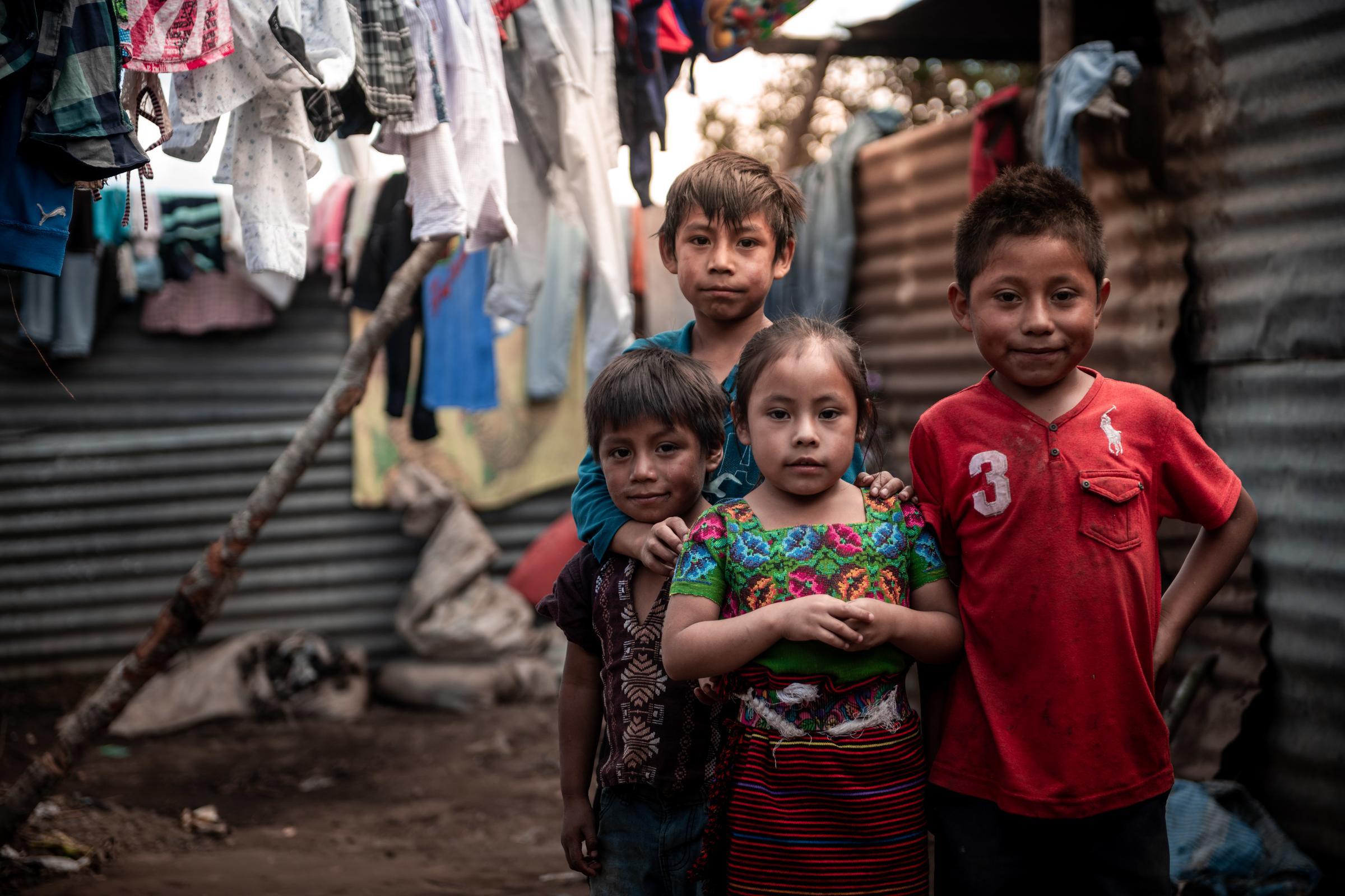 Vier Geschwister aus Guatemala stehen vor einem Wellblechhaus (Foto: Fabian Strauch / FUNKE Foto Services GmbH)