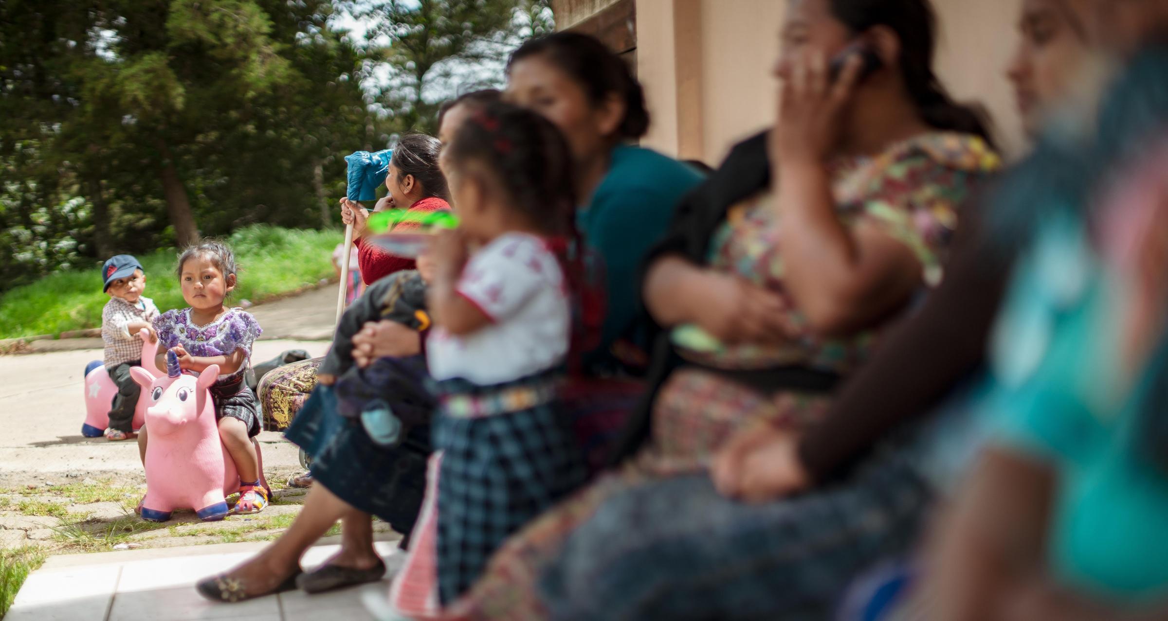 Vorschulkinder in Guatemala mit ihren Müttern. (Foto: Jakob Studnar /  Kindernothilfe)