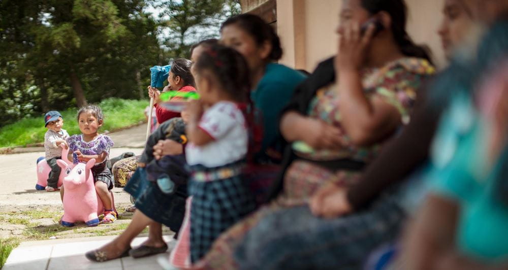 Vorschulkinder in Guatemala mit ihren Müttern. (Foto: Jakob Studnar /  Kindernothilfe) Vorschulkinder in Guatemala mit ihren Müttern. (Foto: Jakob Studnar /  Kindernothilfe)