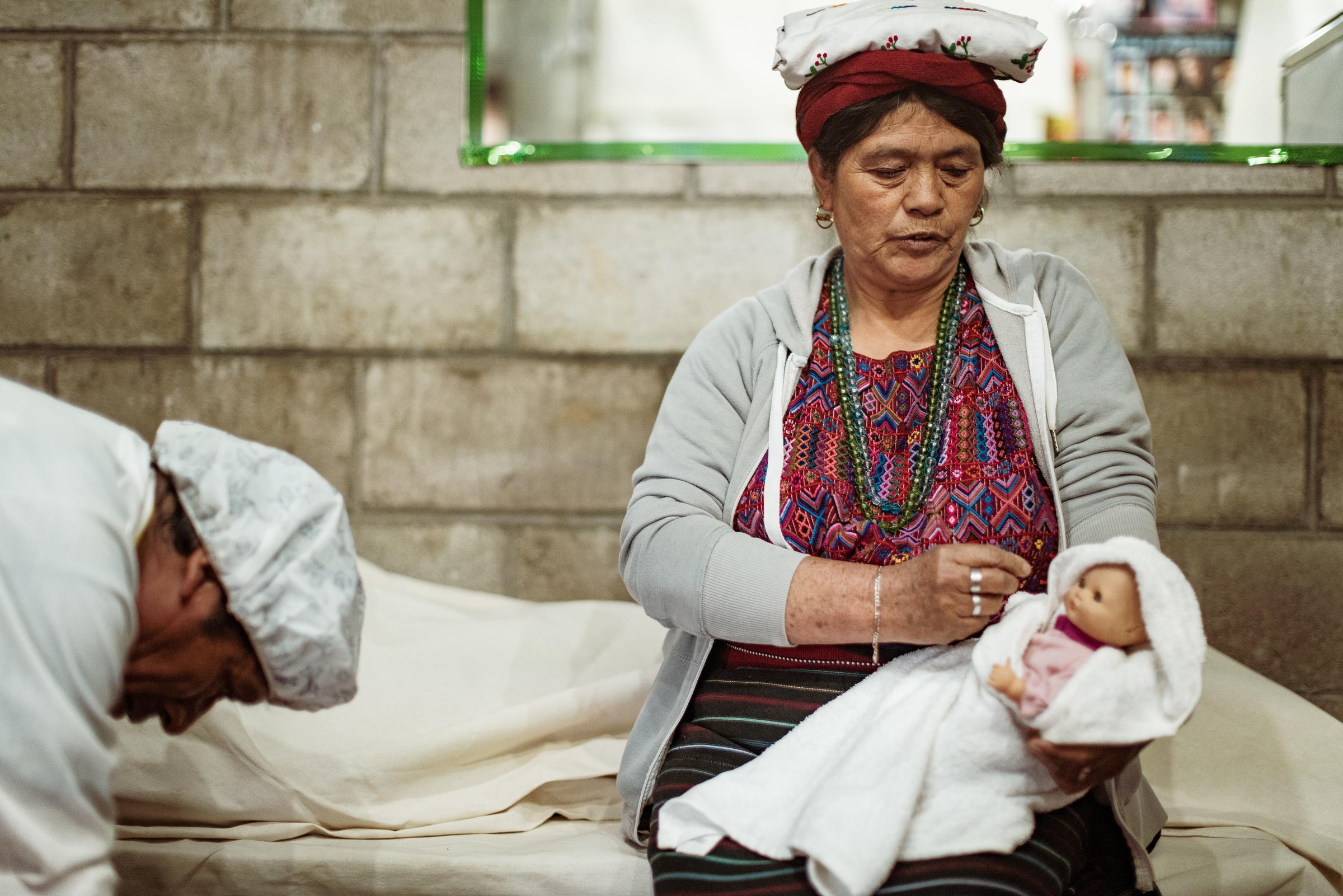 Hebammen demonstrieren eine Hausgeburt in Huehuetenango (Foto: Jakob Studnar /  Kindernothilfe)