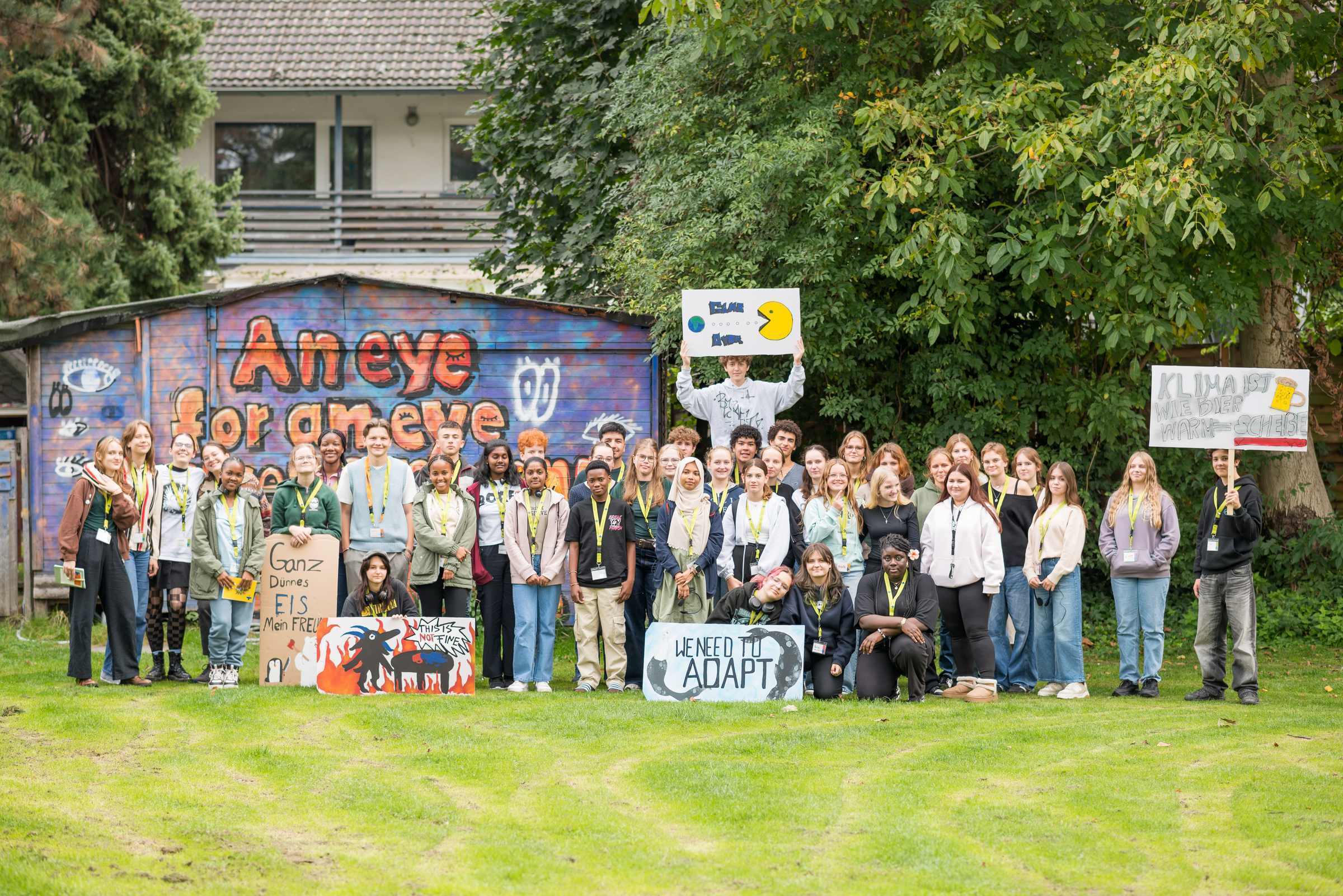 Eine Gruppe Jugendliche mit Klimaschutz-Plakaten Eine Gruppe Jugendliche mit Klimaschutz-Plakaten