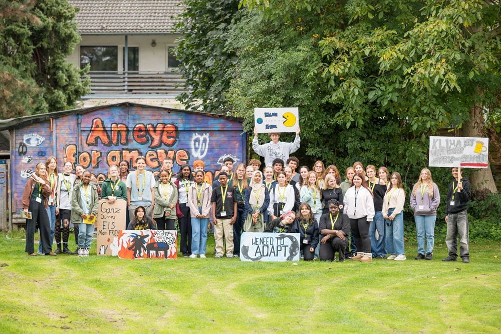 Eine Gruppe Jugendliche mit Klimaschutz-Plakaten Eine Gruppe Jugendliche mit Klimaschutz-Plakaten