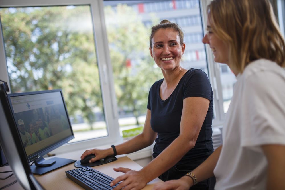 Mitarbeitende bei der Arbeit Two colleagues in the office (source: Niklas von Bonn)