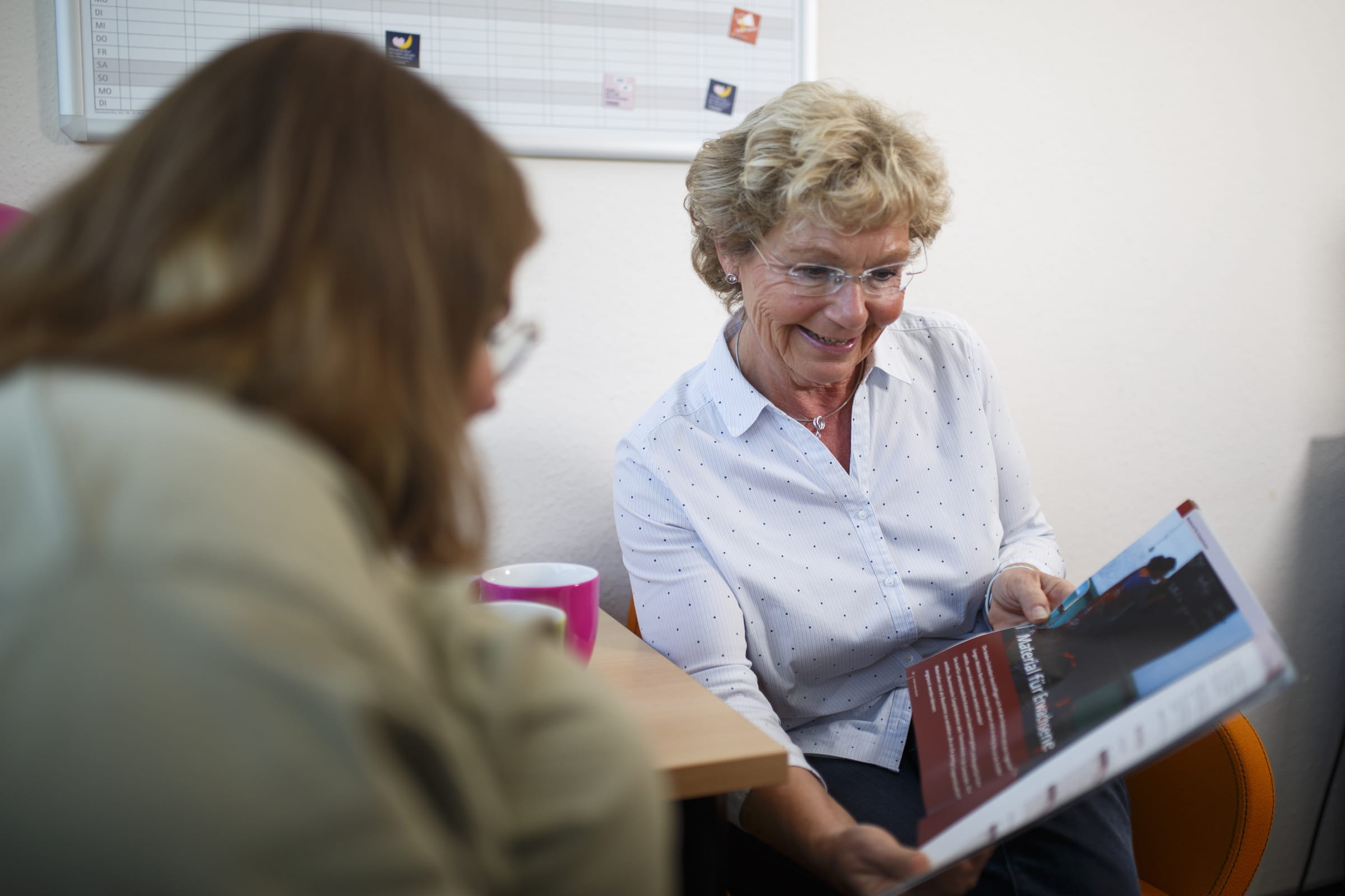 Employees reading the new Kindernothilfe magazine (source: Niklas von Bonn)