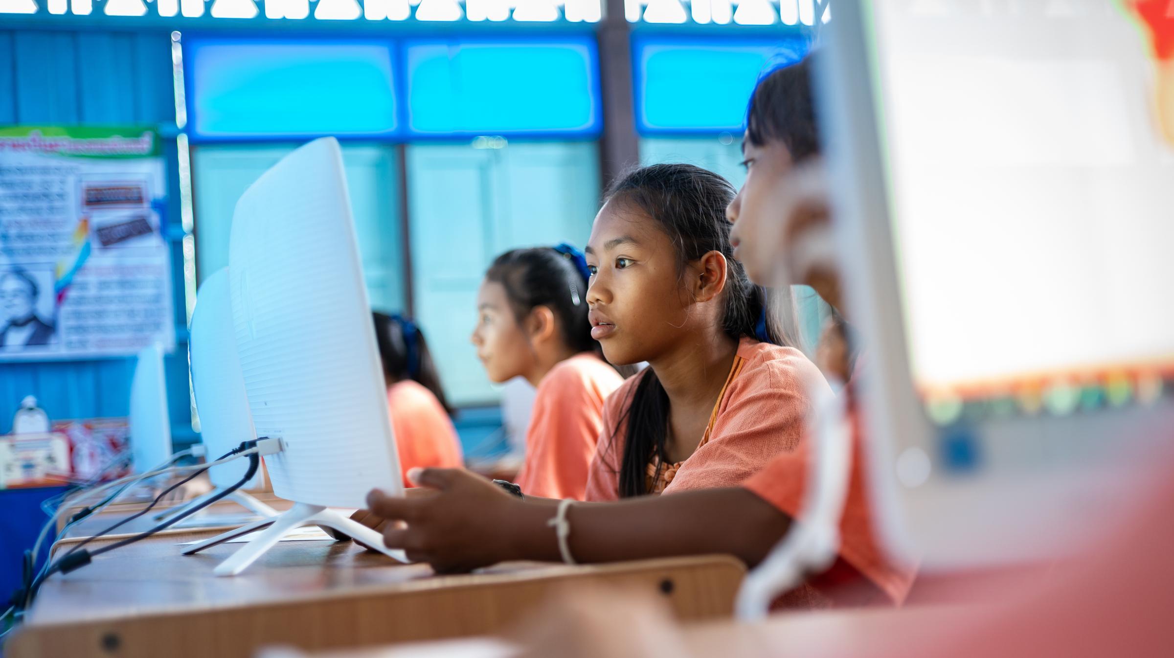 Thailändisches Mädchen im Computerkurs (Quelle: Jakob Studnar) Thailändisches Mädchen im Computerkurs (Quelle: Jakob Studnar)