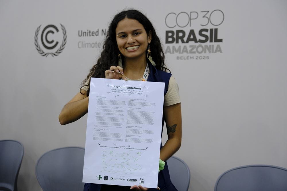 Lorena aus einem Kindernothilfe-Projekt zeigt die Forderungen, die Jugendliche bei der internationalen Jugendkonferenz der Kindernothilfe in Deutschland, entwickelt haben (Foto: Katharina Draub) Lorena aus einem Kindernothilfe-Projekt zeigt die Forderungen, die Jugendliche bei der internationalen Jugendkonferenz der Kindernothilfe in Deutschland, entwickelt haben (Foto: Katharina Draub)