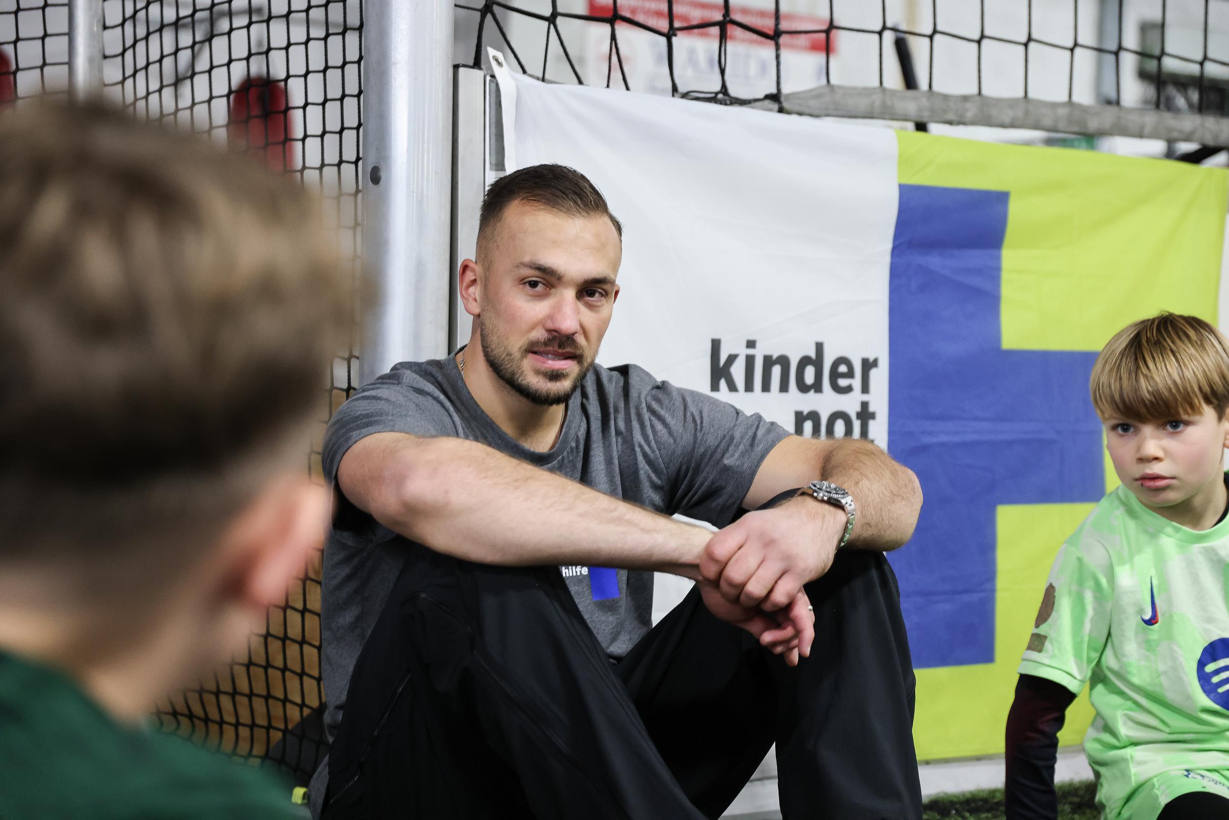 Florian Kastenmeier im Gespräch mit jungen Fußballern