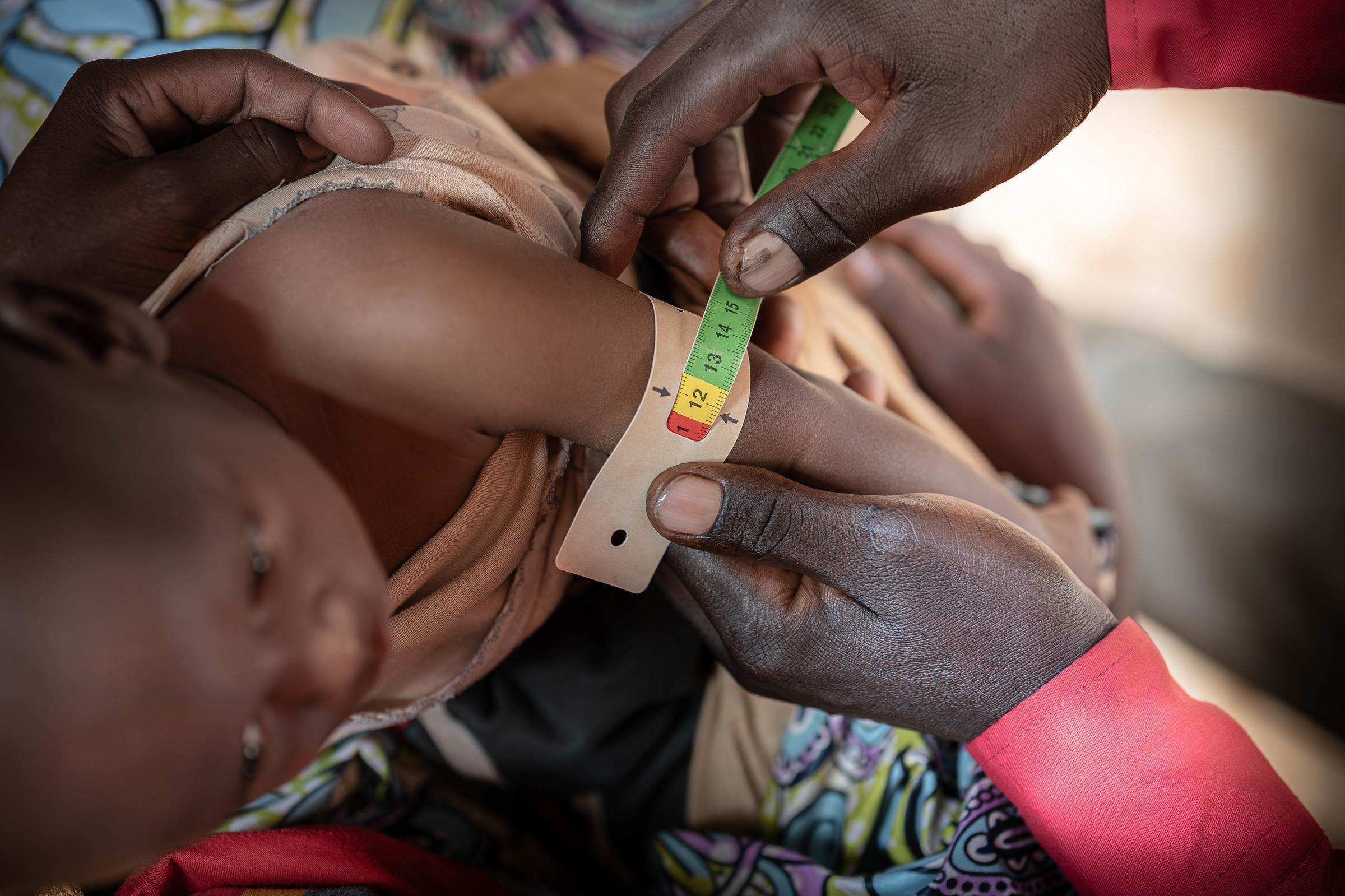 Noah und seine Mutter Lea bei der Vermessung in einem Gesundheitszentrum in Nzove Hill  (Quelle: Jakob Studnar)
