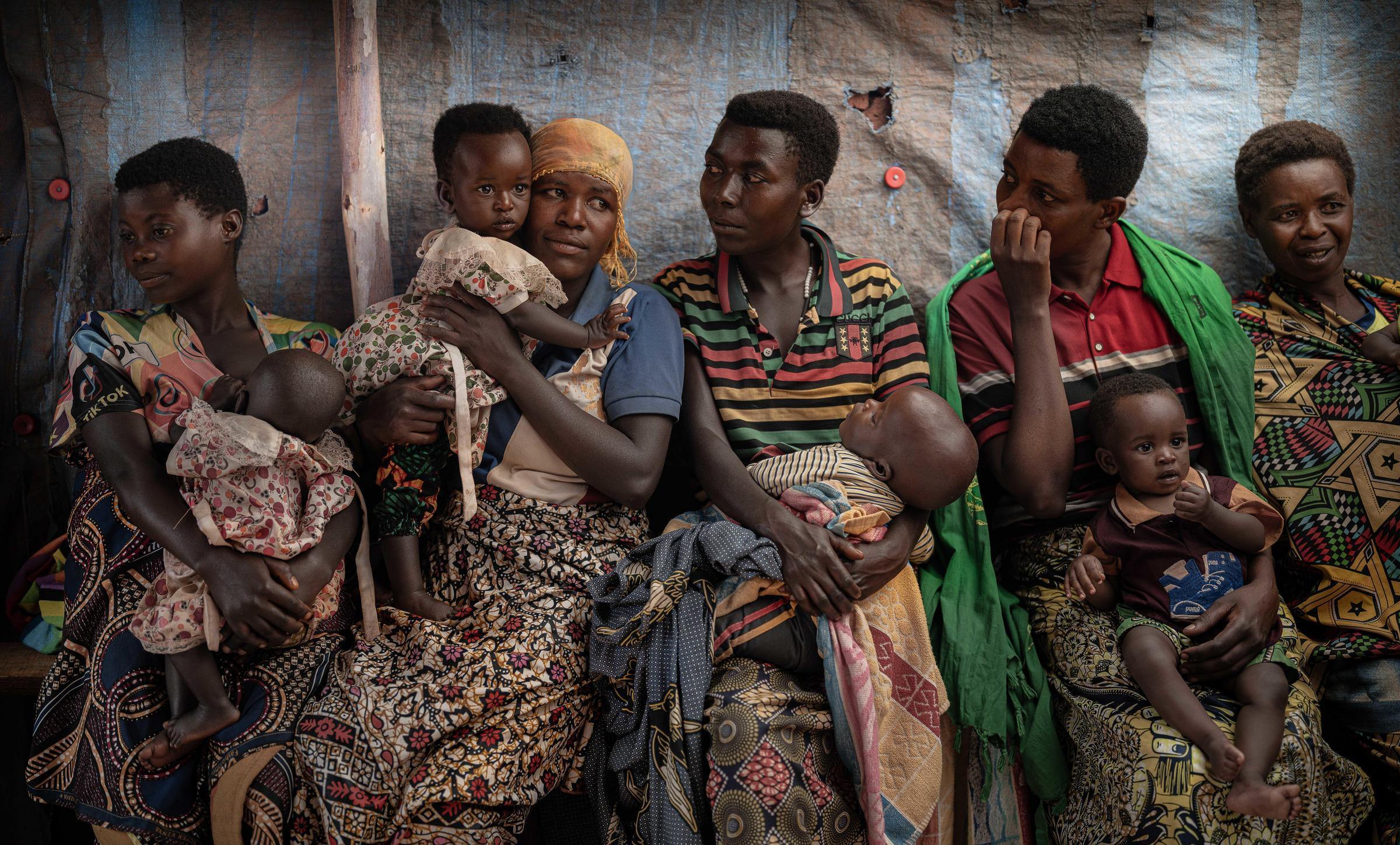 Wartende Mütter im Gesundheitszentrum von Nzove Hill. Hier werden ihre Babys gewogen, hier werden sie geschult – und manchmal gibt es hier sogar Essen. (Quelle: Jakob Studnar)