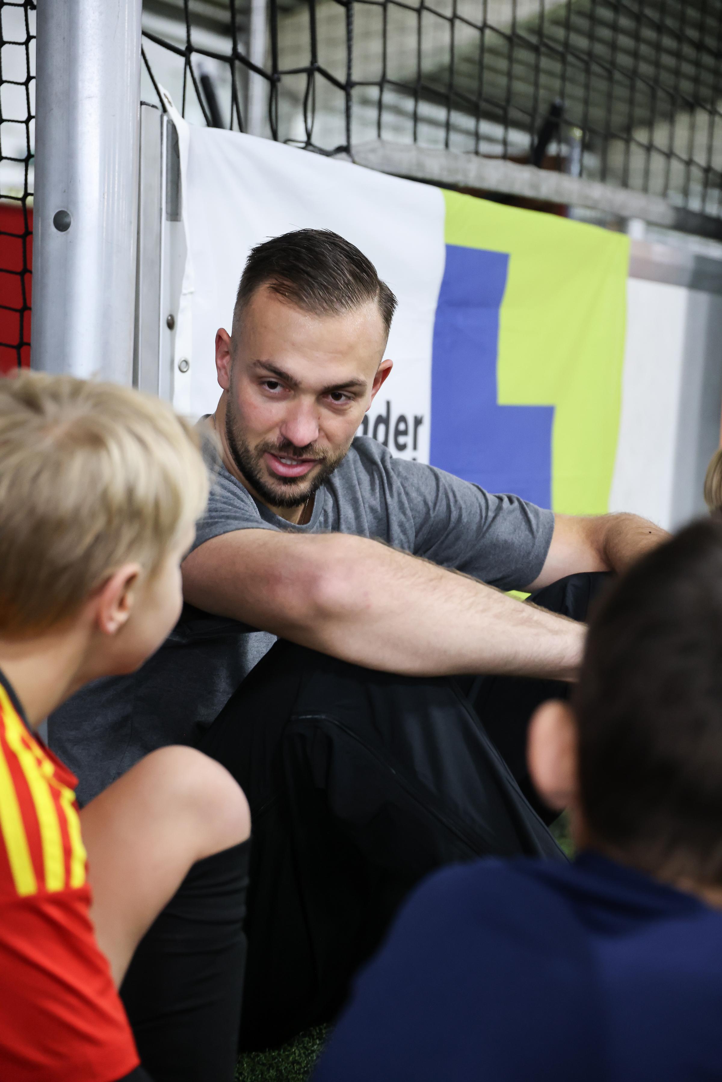 Florian Kastenmeier im Gespräch mit jungen Fußballern