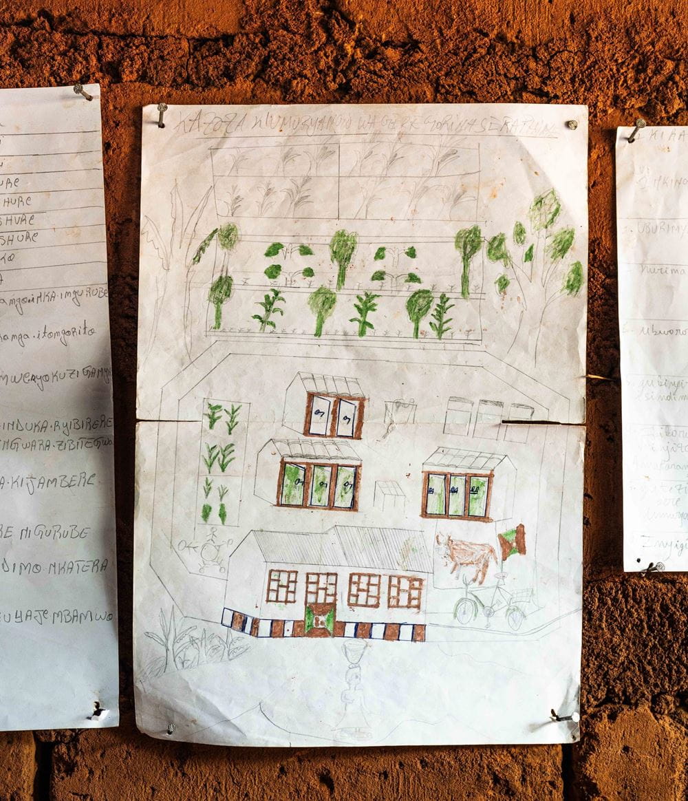 Zeichnung eines Landwirtschaftsplan (Quelle: Jakob Studnar) Der Vision Plan der Familie Nahimana: So stellen sich die Kleinbauern eine bessere Zukunft vor. Daran arbeiten sie, mit Hilfe der KNH-Partnerorganisation RBU. (Quelle: Jakob Studnar)