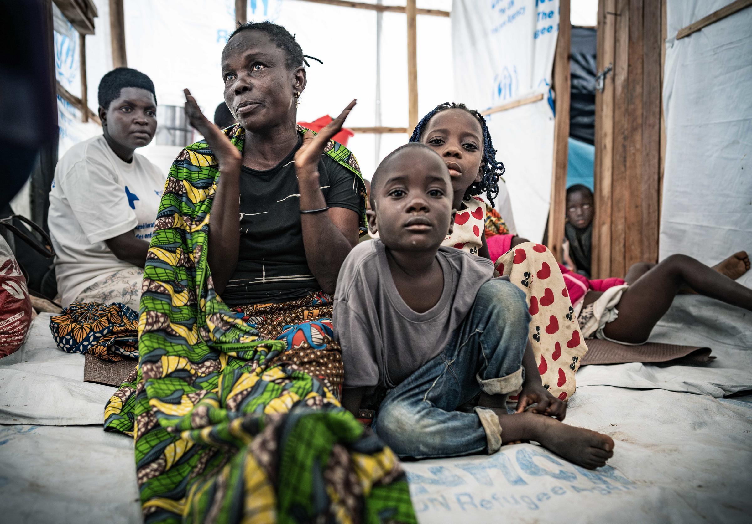 Banza mit seiner Oma Ritha in ihrem Zelt im Flüchtlingscamp Musenyi in Burundi. Auf der Flucht aus der Demokratischen Republik Kongo verlor der Vierjährige beide Eltern. (Quelle: Jakob Studnar)