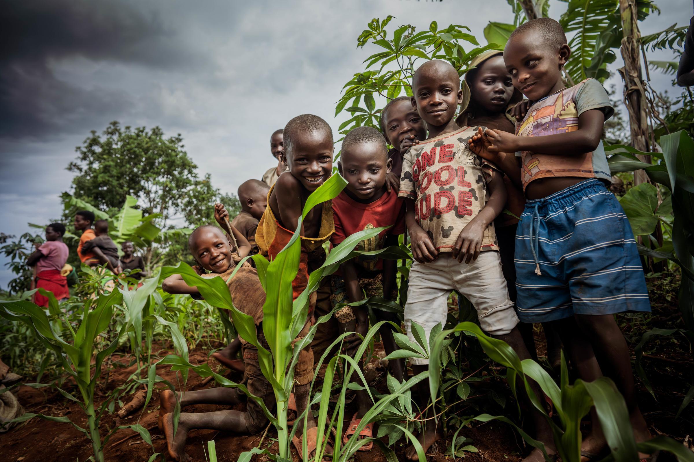 Das ganze Dorf schaut zu, wie der Mais wächst: Die Schulung eines einzigen Kleinbauern stärkt die gesamte Gemeinschaft. Denn die Nachbarn lernen von dem einen „visionären Produzenten“ in ihrer Mitte. (Quelle: Jakob Studnar)