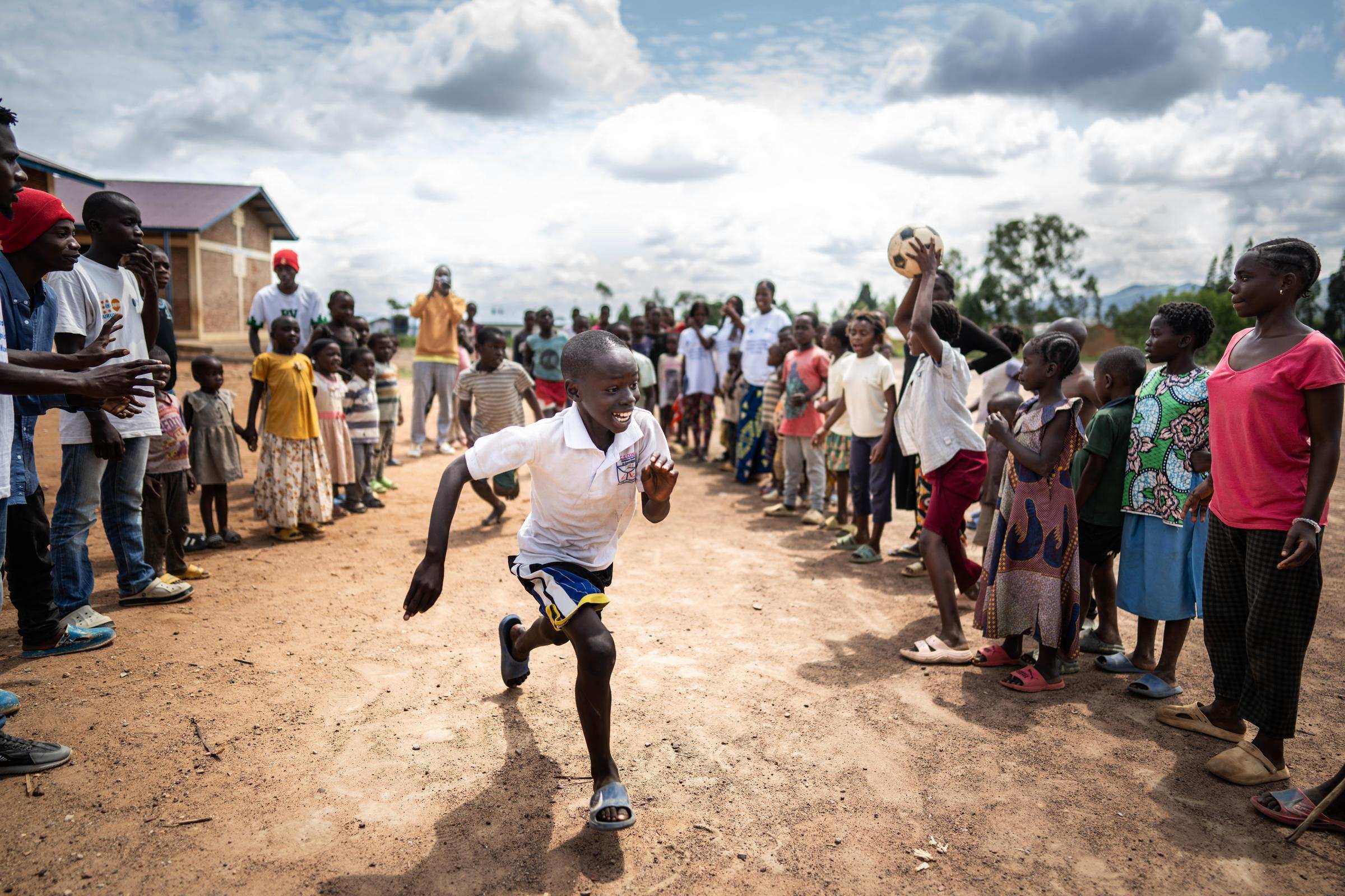 Ein Junge rennt durch das Flüchtlingscamp in Musenyi (Quelle: Jakob Studnar)