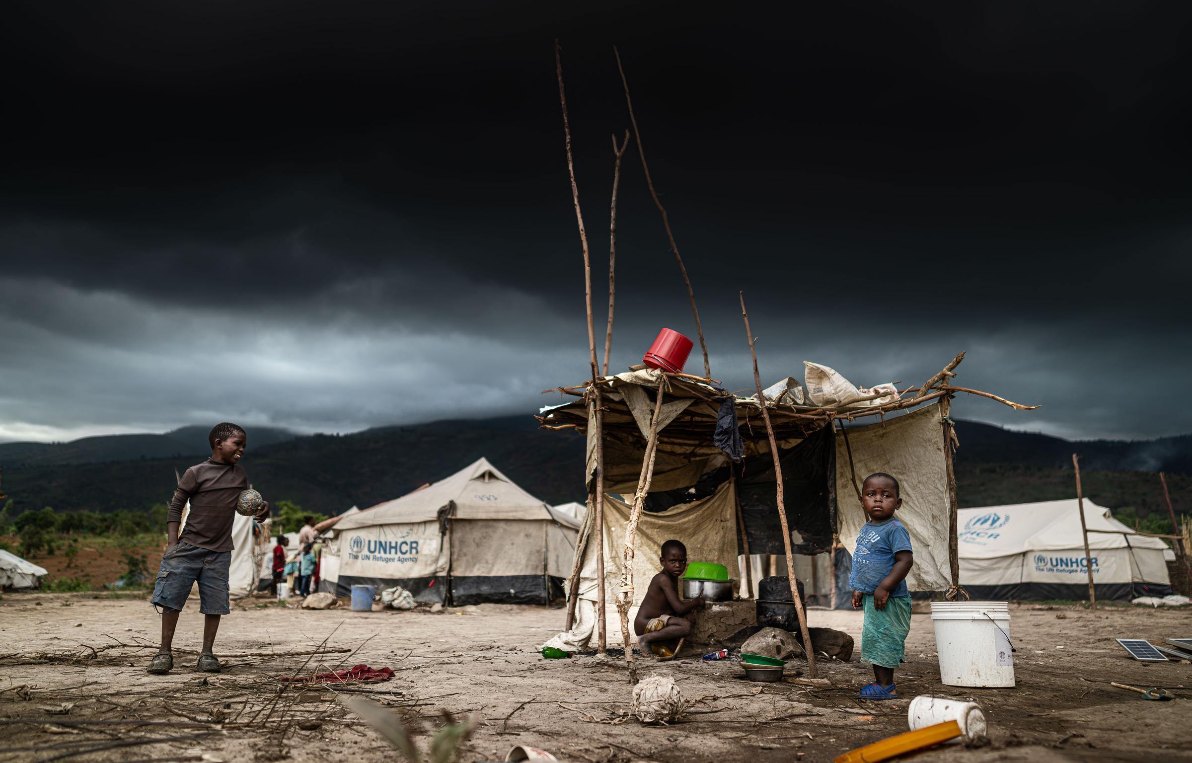 Kinder vor einer provisorischen Hütte im Camp Musenyi in Burundi (Quelle: Jakob Studnar) Kinder vor einer provisorischen Hütte im Camp Musenyi in Burundi (Quelle: Jakob Studnar)