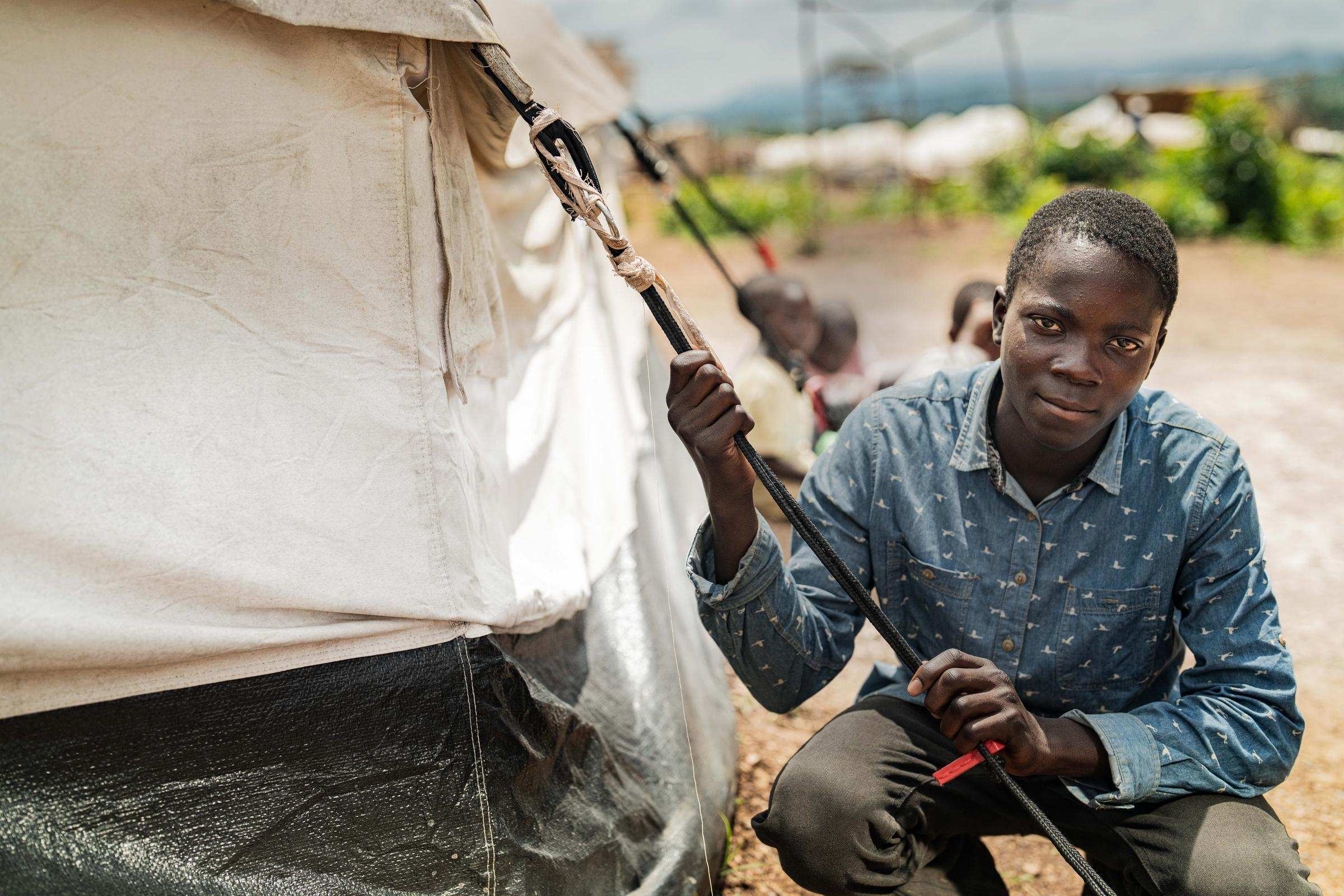 Kasongo neben einem Zelt im Camp (Quelle: Jakob Studnar)