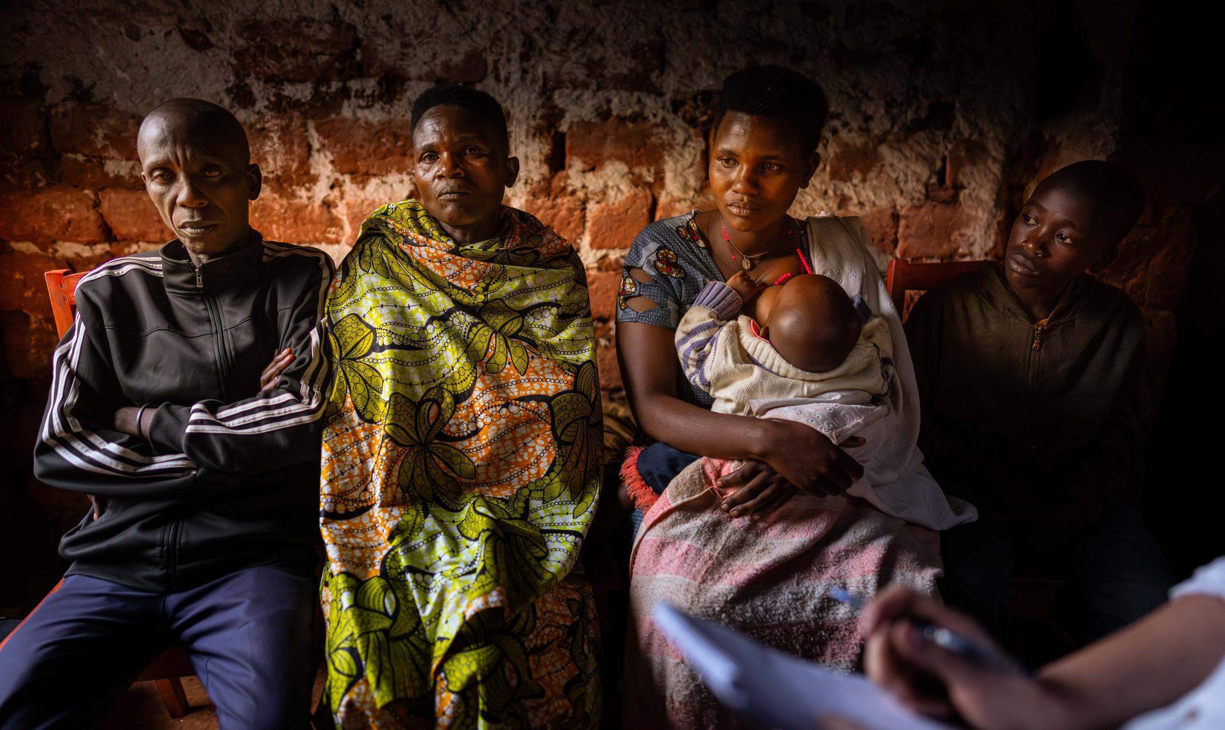Gérard und Clemencia From mit Tochter Editha und ihrem Baby sowie Ntwari sitzen auf einer Bank vor einer Backsteinmauer (Quelle: Jakob Studnar) Gérard und Clemencia From mit Tochter Editha und ihrem Baby sowie Ntwari sitzen auf einer Bank vor einer Backsteinmauer (Quelle: Jakob Studnar)
