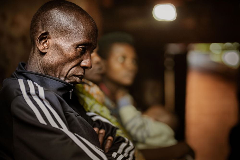 Gérard von der Seite fotografiert, er blickt vor sich auf den Boden (Quelle: Jakob Studnar) Gérard von der Seite fotografiert, er blickt vor sich auf den Boden (Quelle: Jakob Studnar)