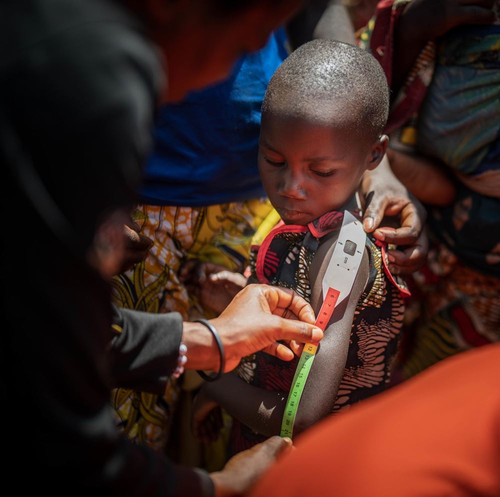 Das MUAC-Armband zeigt in den Ampelfarben, wie groß die Sorge um ein Kind sein muss. (Quelle: Jakob Studnar) Das MUAC-Armband zeigt in den Ampelfarben, wie groß die Sorge um ein Kind sein muss. (Quelle: Jakob Studnar)