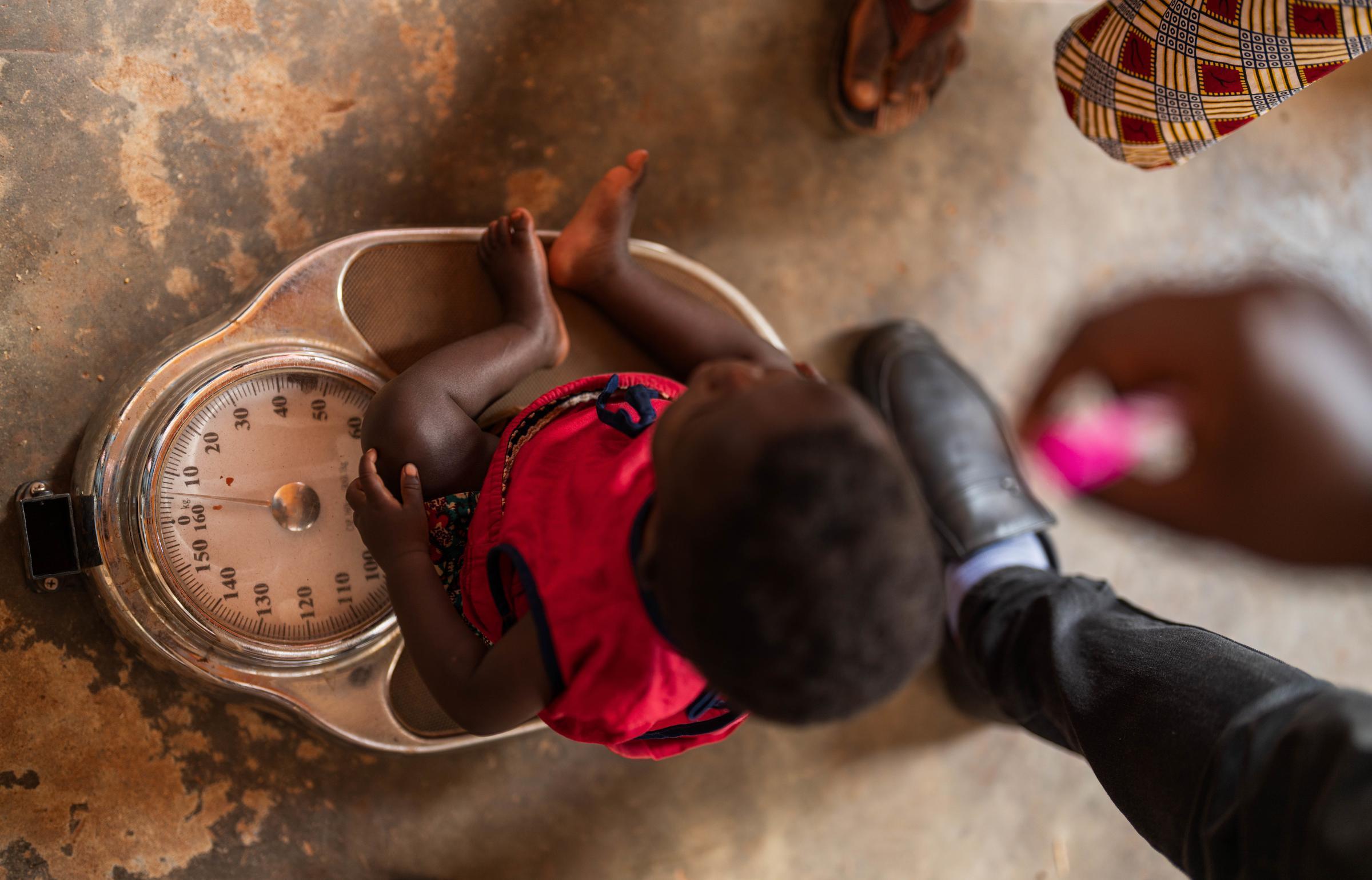 Asha auf der Waage im „Hospital“ von Masango Hill. (Quelle: Jakob Studnar)