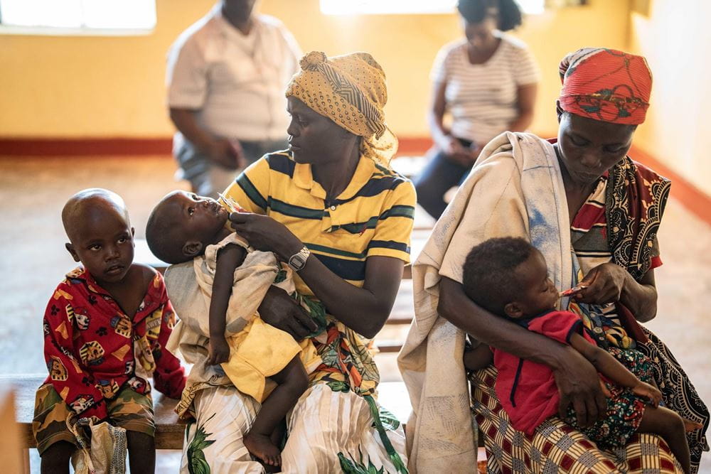 Maria Goreti mit Asha und Janine-Beatrice mit Zuri (und deren großen Schwester): Zum ersten Mal füttern die Müttern ihre Babys mit der hochwertigen Spezialkost des „Doktors“. (Quelle: Jakob Studnar) Maria Goreti mit Asha und Janine-Beatrice mit Zuri (und deren großen Schwester): Zum ersten Mal füttern die Müttern ihre Babys mit der hochwertigen Spezialkost des „Doktors“. (Quelle: Jakob Studnar)