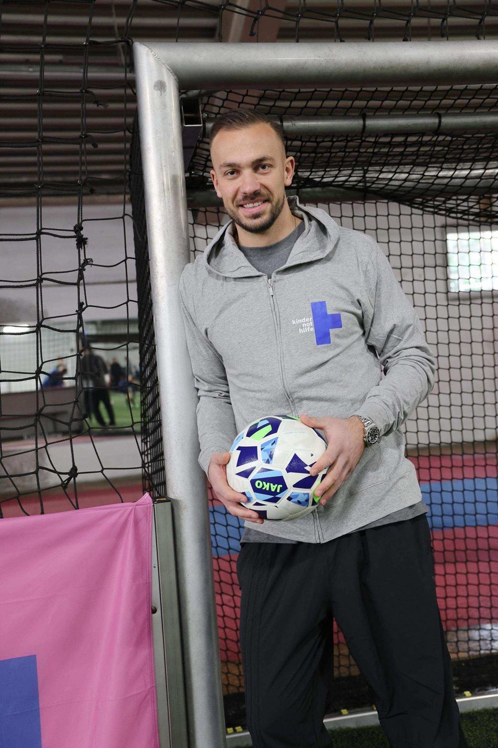 Kindernothilfe-Botschafter Florian Kastenmeier steht mit einem Ball in der Hand in einem Fußballtor (Quelle: Ralf Krämer) Kindernothilfe-Botschafter Florian Kastenmeier steht mit einem Ball in der Hand in einem Fußballtor (Quelle: Ralf Krämer)