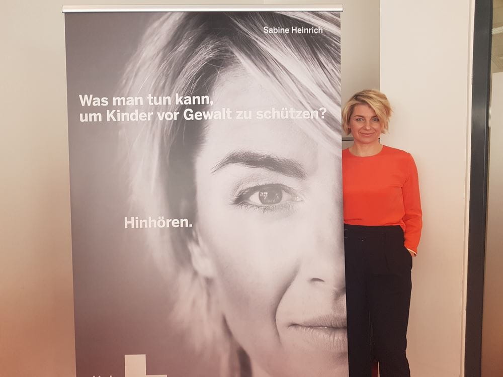 Kinderschutzkampagne 2021
Familienministerium NRW
Dr. Joachim Stamp
Katrin Weidemann
Sabine Heinrich Sabine Heinrich steht neben einem Plakat mit ihrem Gesicht als prominentes Motiv für die Kampagne "Hinhören, Hinsehen, Nachfragen" (Quelle: Ralf Krämer)
