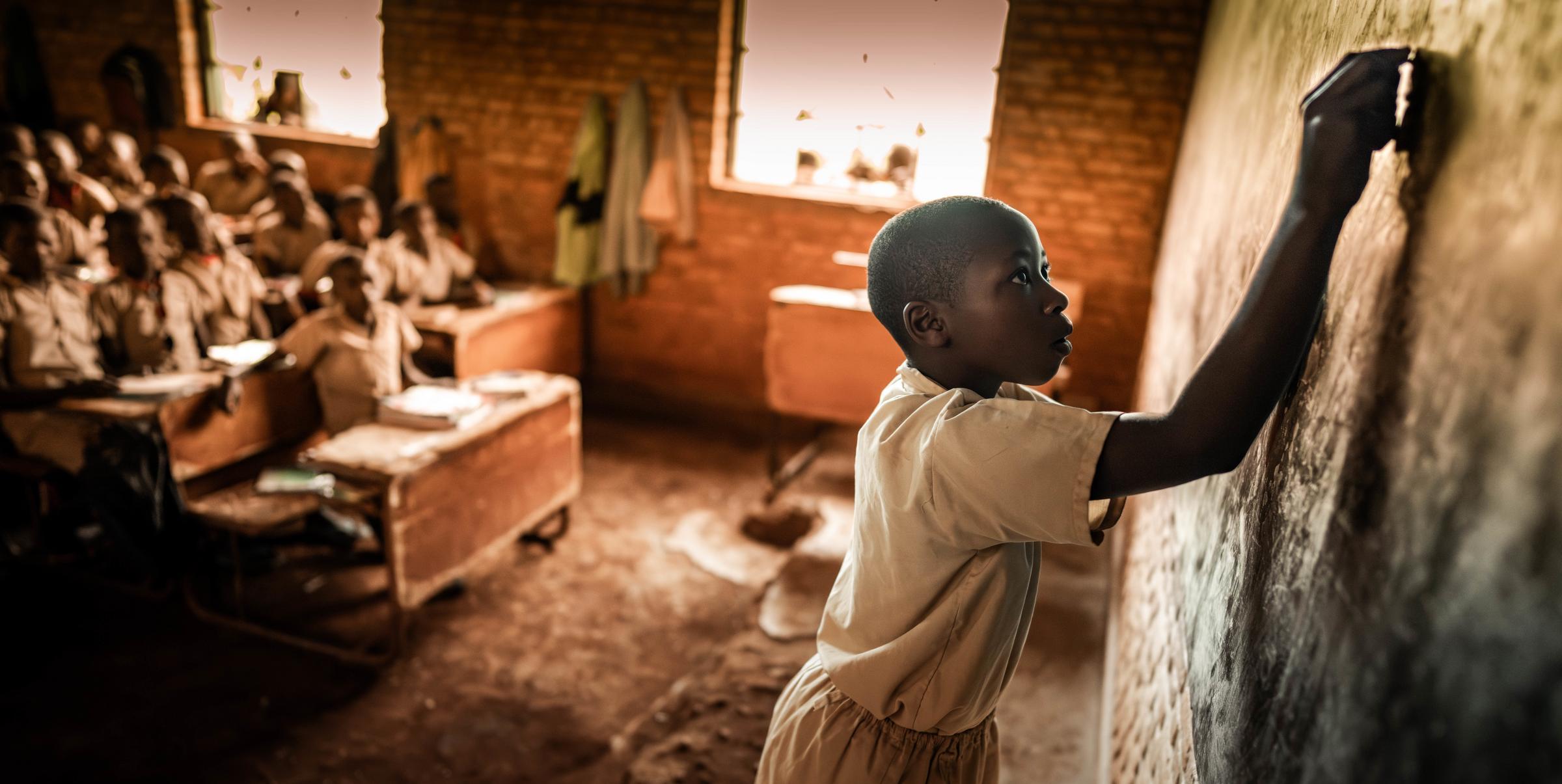 Eine Schülerin an der Tafel in einem Klassenraum der Gatabata-Schule in Burundi (Quelle: Jakob Studnar)