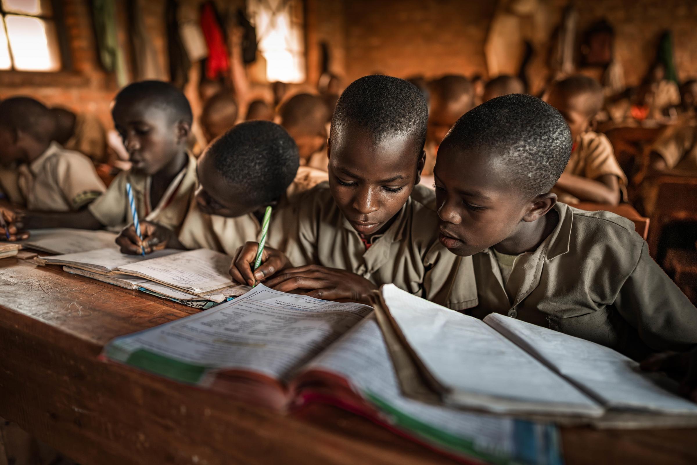 Mit leerem Bauch, aber großem Eifer lernen die Schüler. (Quelle: Jakob Studnar)