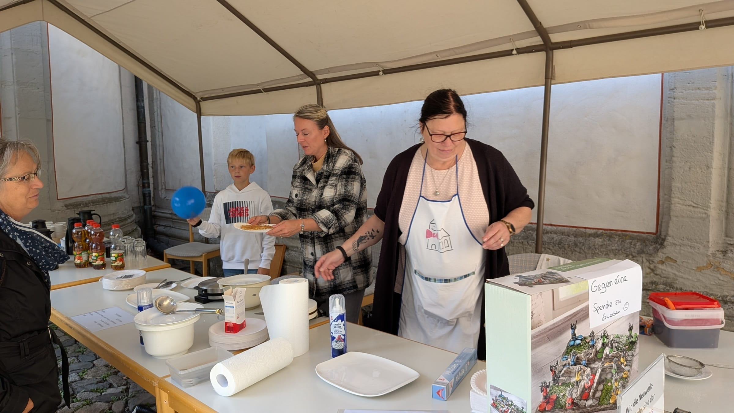 Mitglieder der Kirchengemeinde Neuwerk backen Waffeln (Foto: privat)