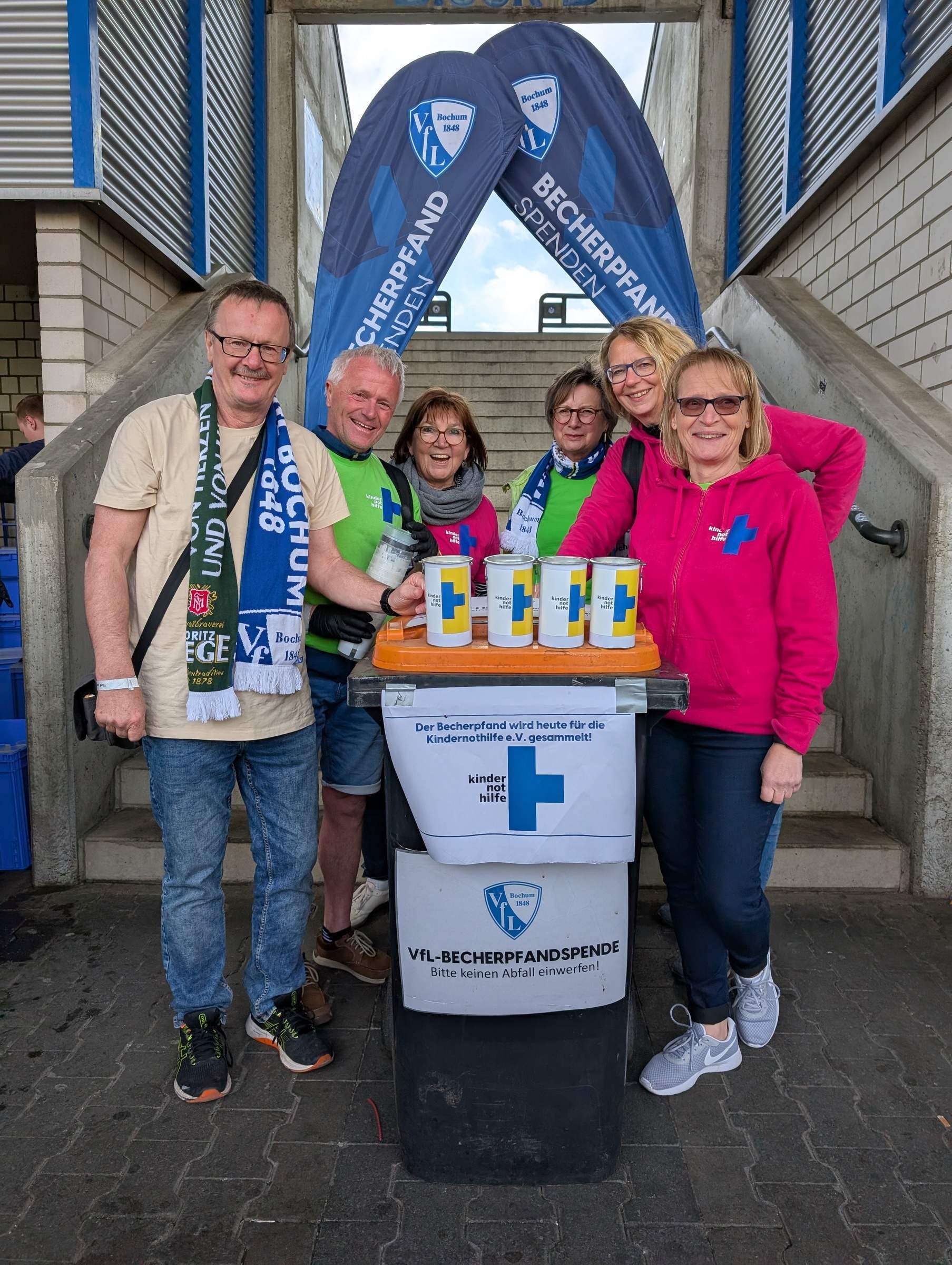 Pfandbecheraktion 05.04.2025 beim Bundesligaspiel VfL Bochum - VfB Stuttgart. Haupt- und ehrenamtliche Mitarbeiter sammeln gemeinsam für Kinderschutz im Sport (Quelle: Ludwig Grunewald)