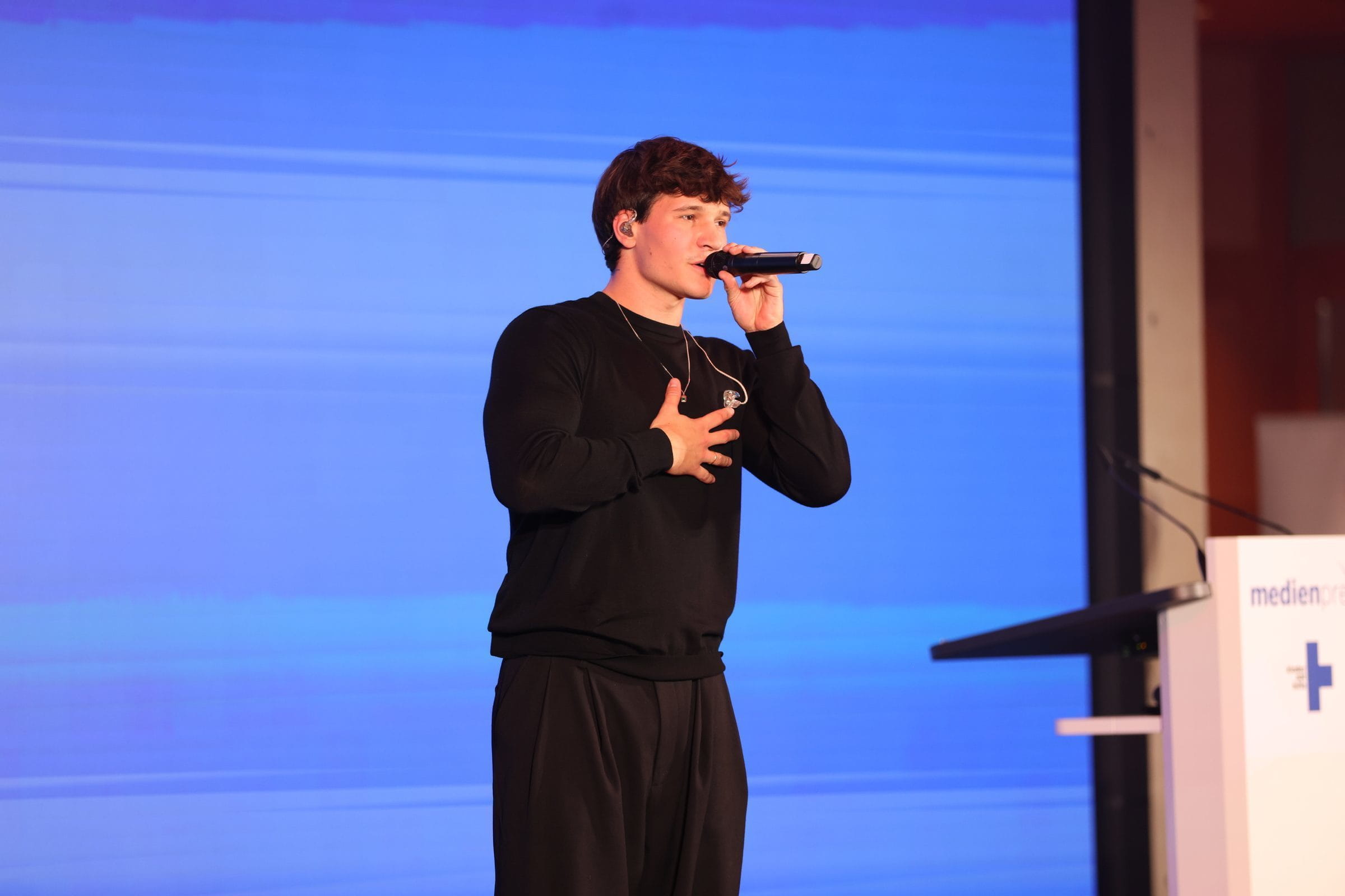 Wincent Weiss singt beim Kindernothilfe-Medienpreis 2025 (Quelle: Ludwig Grunewald)