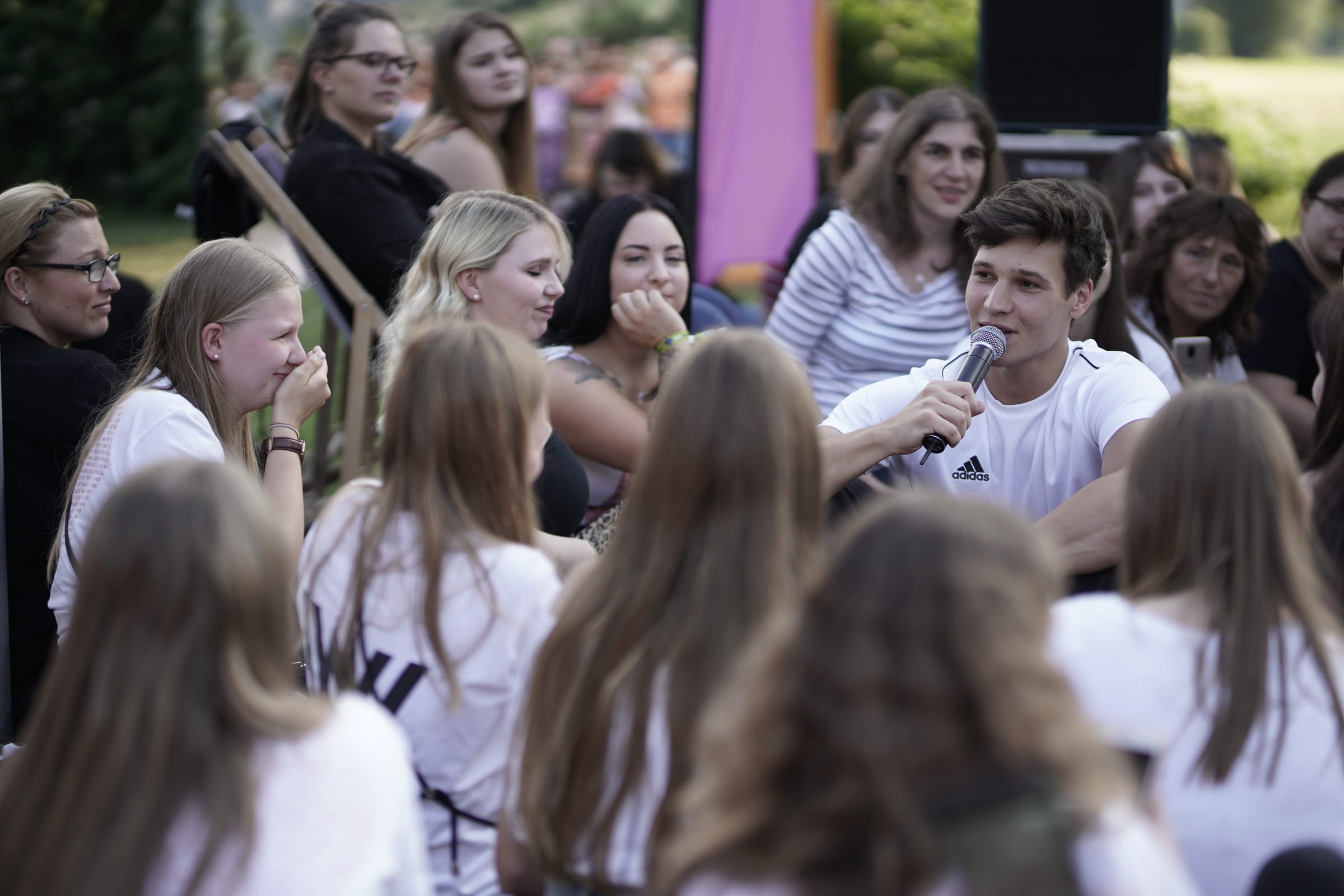 Wincent Weiss gibt ein exklusives Charitykonzert vor 120 Fans in den Zwölf Aposteln am Staadt in Essen (Quelle: Martin Bondzio)