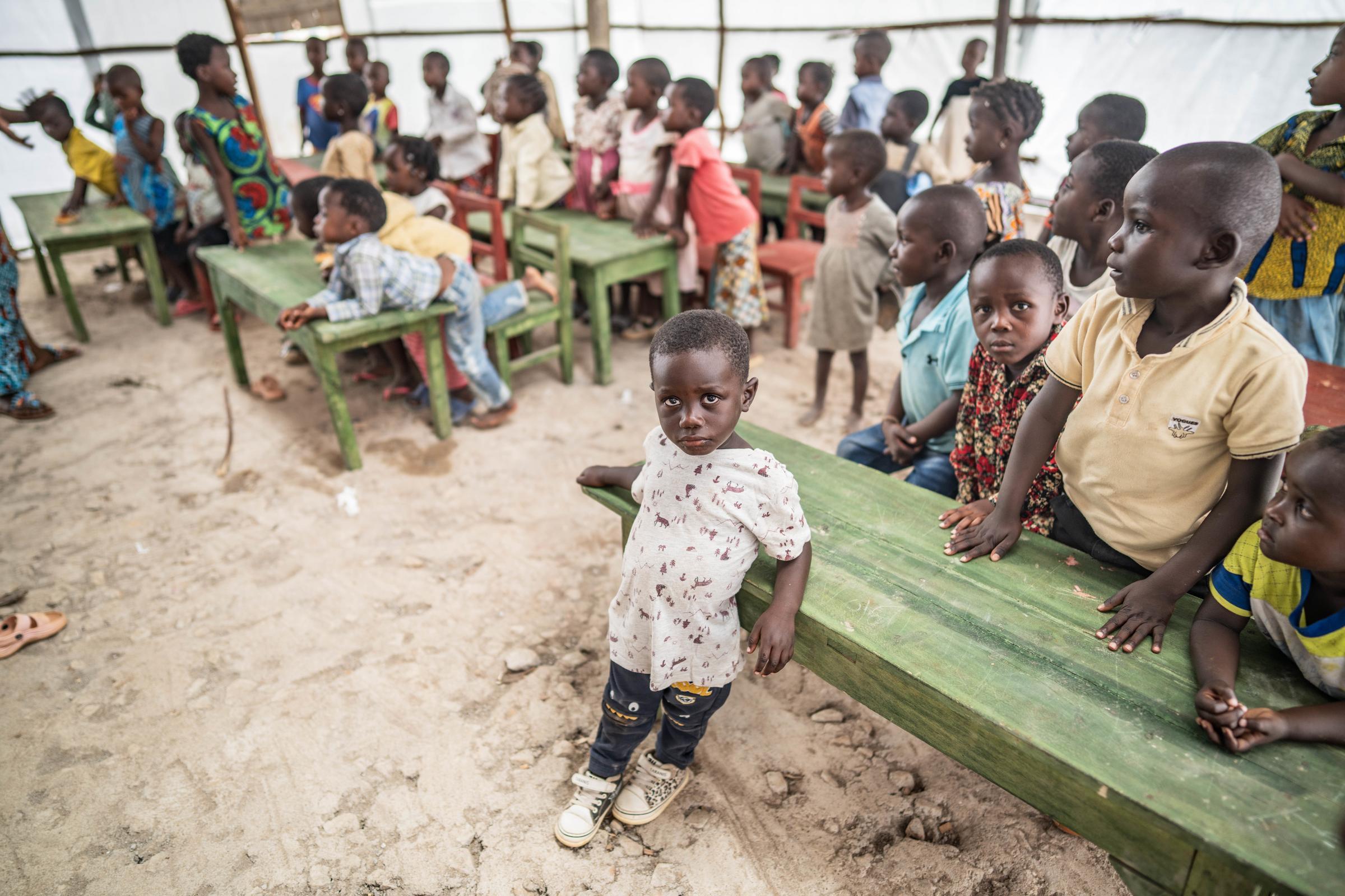 Viele Kinder in einer Vorschule in einem Zelt im Flüchtlingscamp (Quelle: Jakob Studnar)
