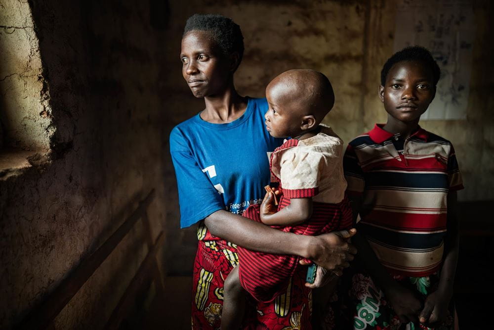 Editha und ihre Mutter Christiane mit einem kleinen Geschwisterkind auf dem Arm (Quelle: Editha und ihre Mutter Christiane mit einem kleinen Geschwisterkind auf dem Arm (Quelle: