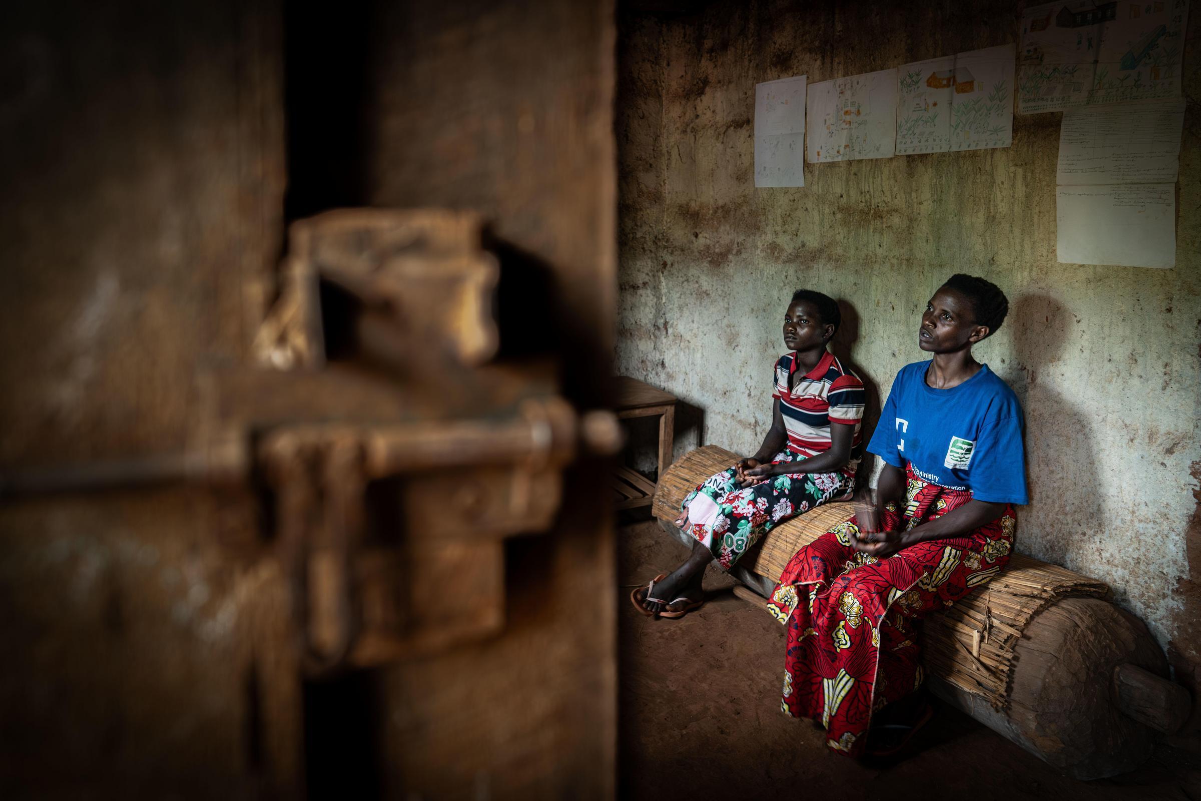 Editha und ihre Mutter Christiane sitzen auf einem Holzstamm