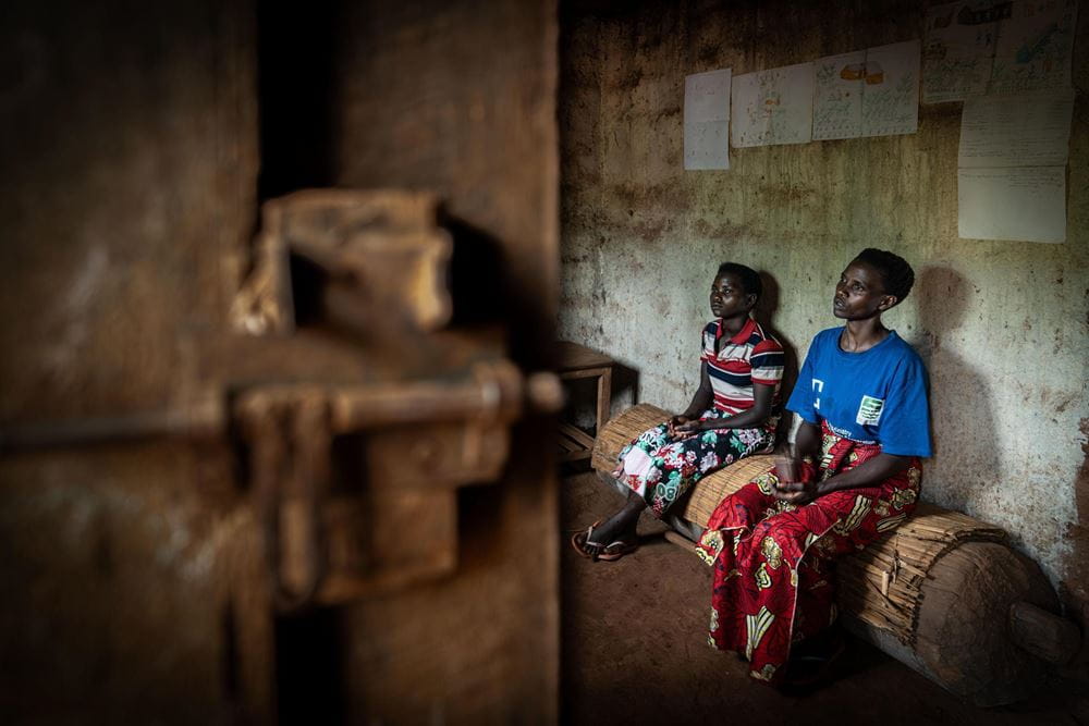 Editha und ihre Mutter Christiane sitzen auf einem Holzstamm Editha und ihre Mutter Christiane sitzen auf einem Holzstamm