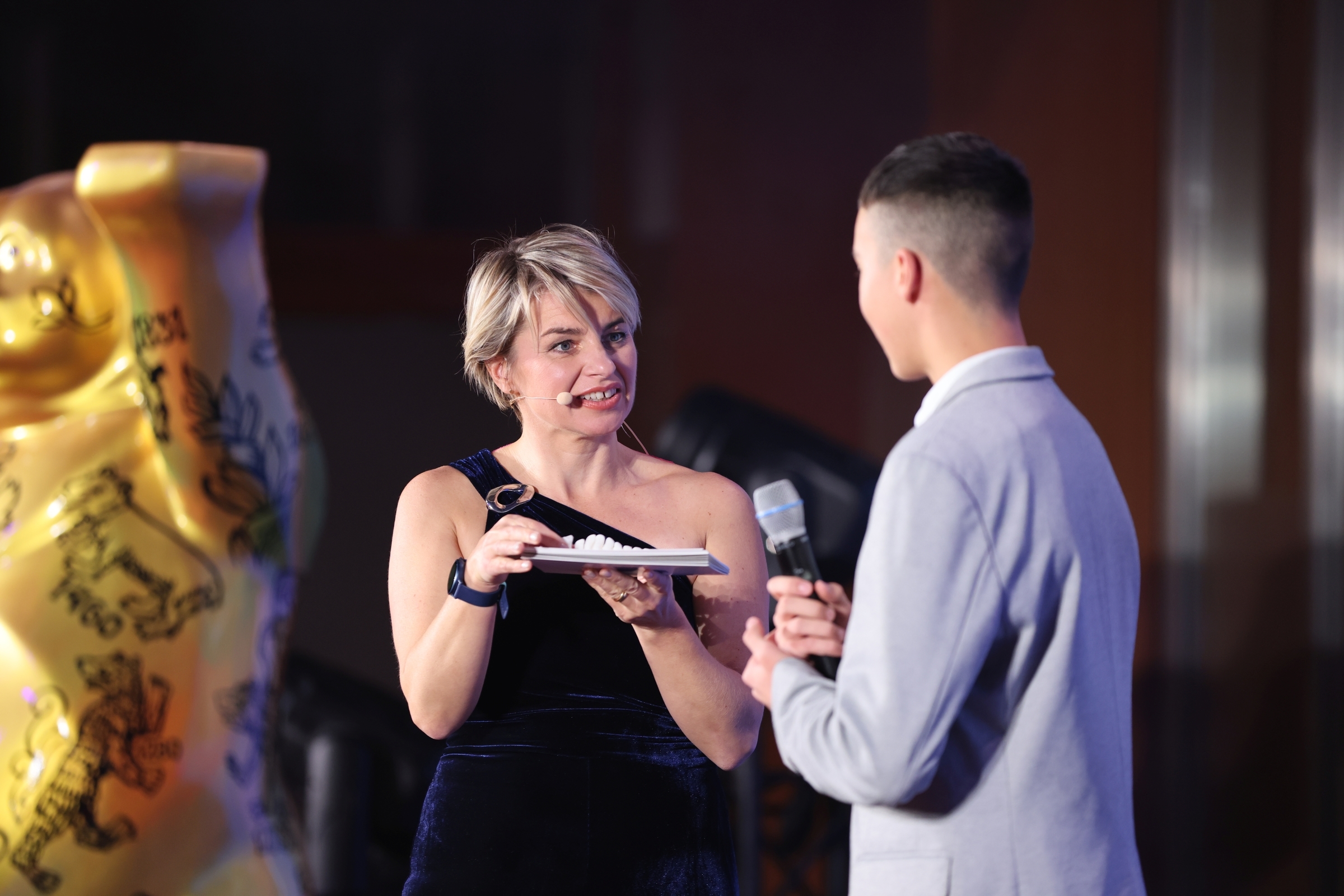 Sabine Heinrich und Teilnehmer der Kinderjury auf der Bühne des Kindernothilfe-Medienpreises 2025 (Quelle: Ludwig Grunewald) Sabine Heinrich und Teilnehmer der Kinderjury auf der Bühne des Kindernothilfe-Medienpreises 2025 (Quelle: Ludwig Grunewald)