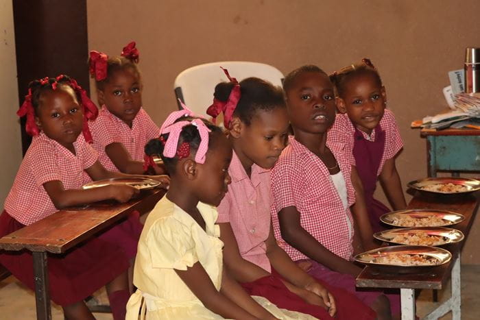 Kinder sitzen beim Essen (Quelle: Kindernothilfe-Partner) Kinder sitzen beim Essen (Quelle: Kindernothilfe-Partner)