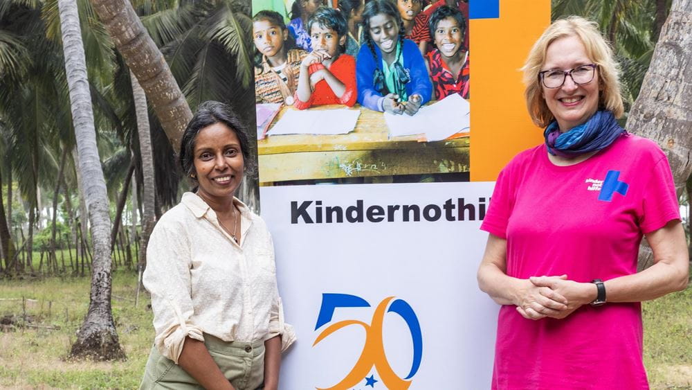 Vorstandsvorsitzende der Kindernothilfe, Katrin Weidemann, zusammen mit Ramya Jirasinghe Vorstandsvorsitzende der Kindernothilfe, Katrin Weidemann, zusammen mit Ramya Jirasinghe