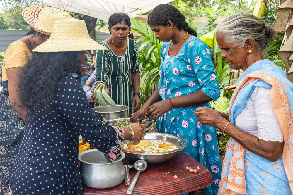 Eine Frauen-Selbsthilfegruppe kocht gemeinsam (Foto: Sharni Jayawardena) Eine Frauen-Selbsthilfegruppe kocht gemeinsam (Foto: Sharni Jayawardena)