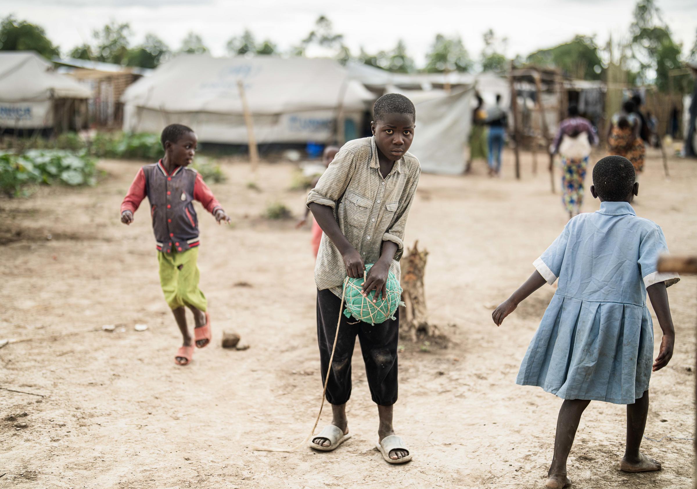 Kinder spielen im Flüchtlingslager Musenyi in Burundi und basteln sich einen eignen Fussball