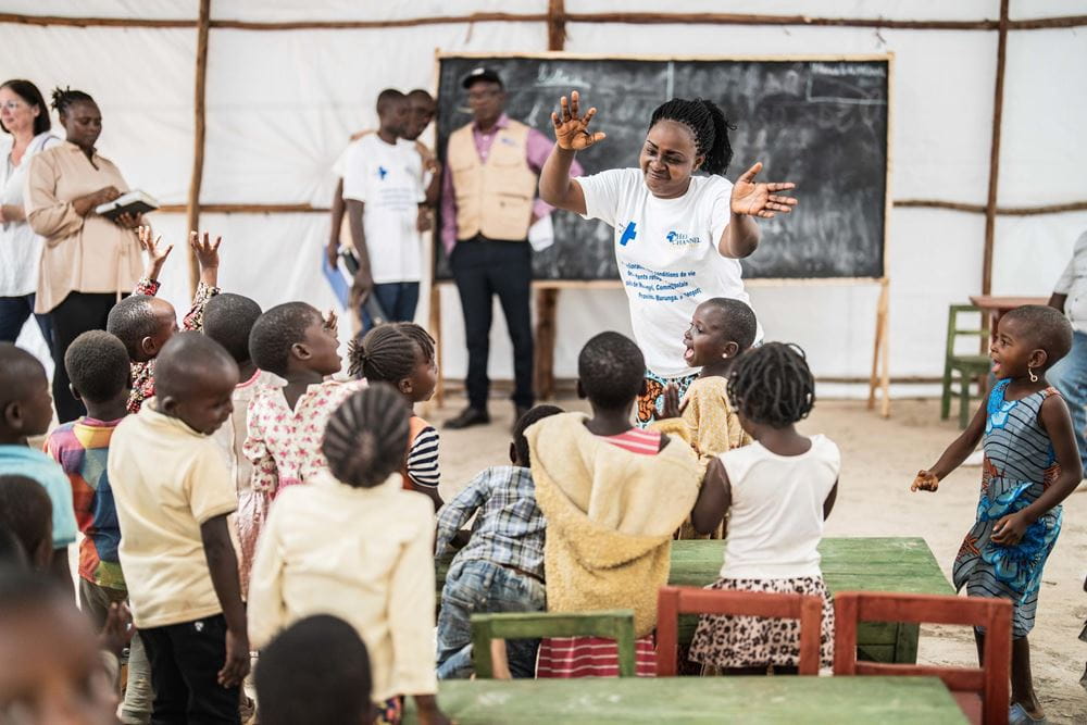 Kinder und Betreuerinnen in einem Kindergarten im Fluechtlingslager Platzhalterbild