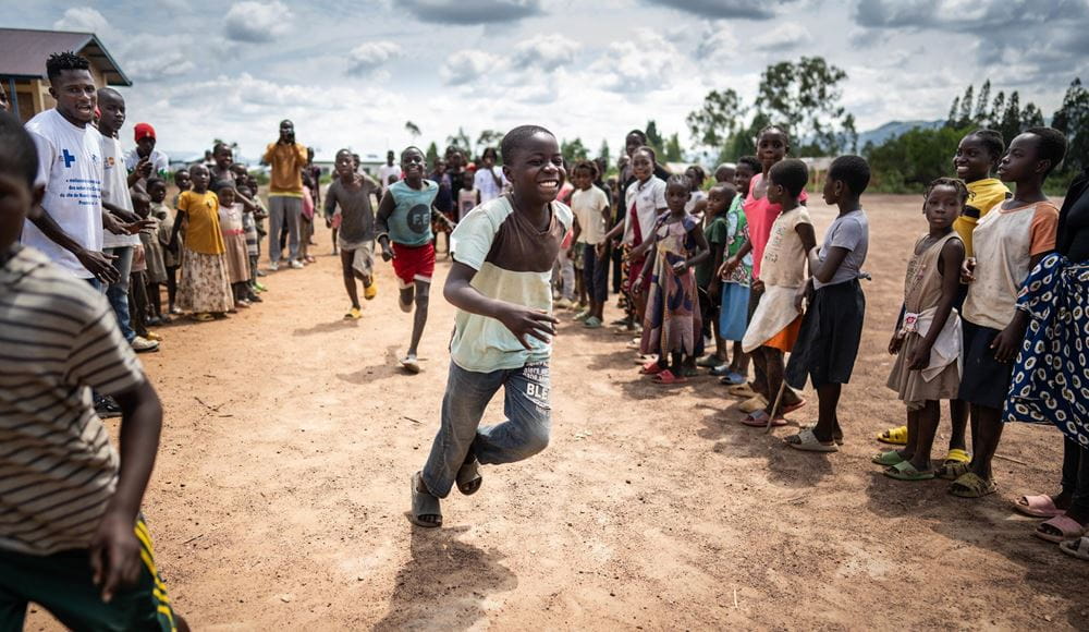 Kinder eines Jugendclub im Musenyi-Flüchtlingscamp spielen gemeinsam Platzhalterbild