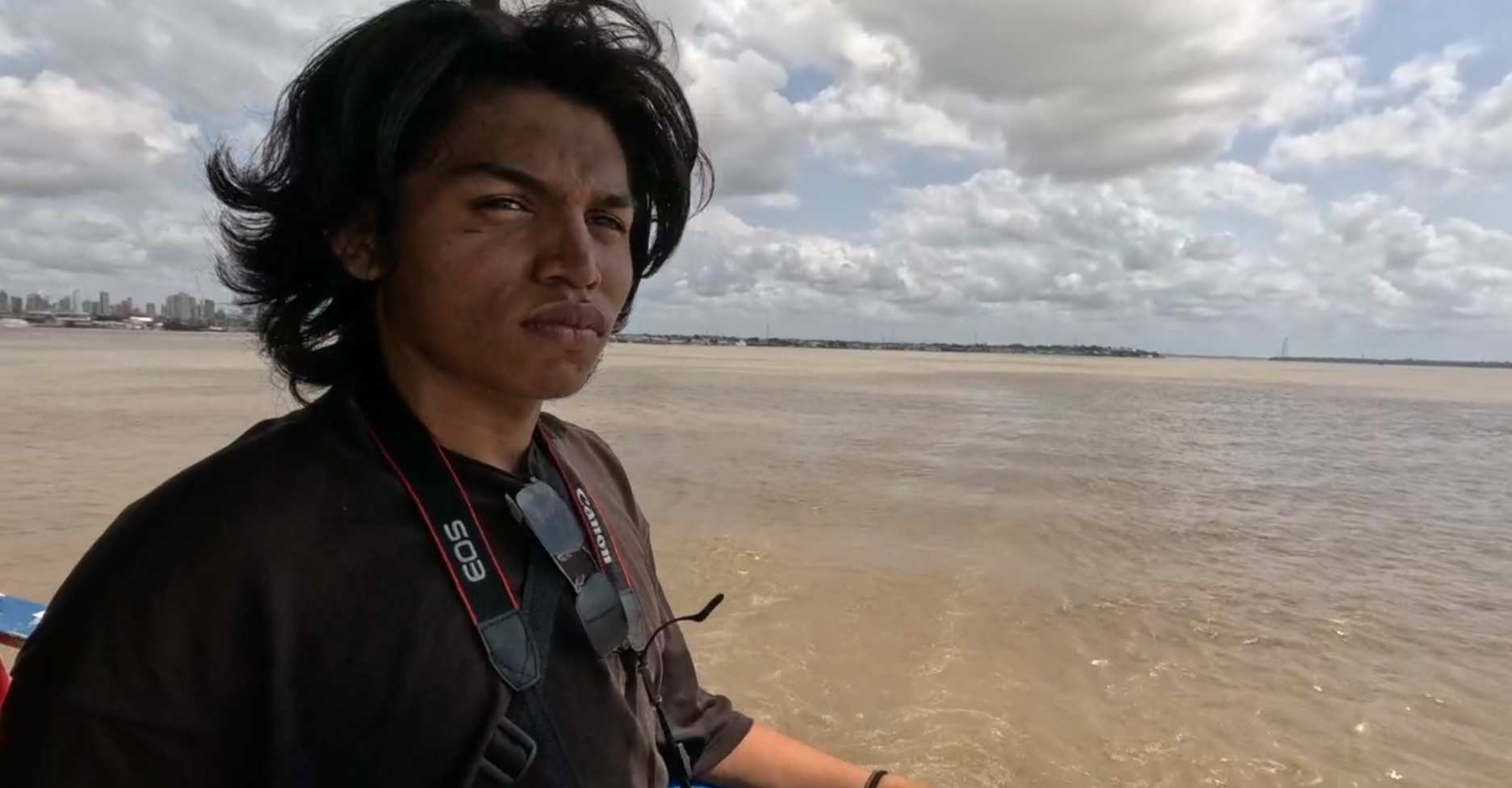 Das ist Inaiê. Mit anderen Aktivistinnen und Aktivisten hat er auf einem Boot für mehr Klimaschutz demonstriert. (Foto: Kindernothilfe)