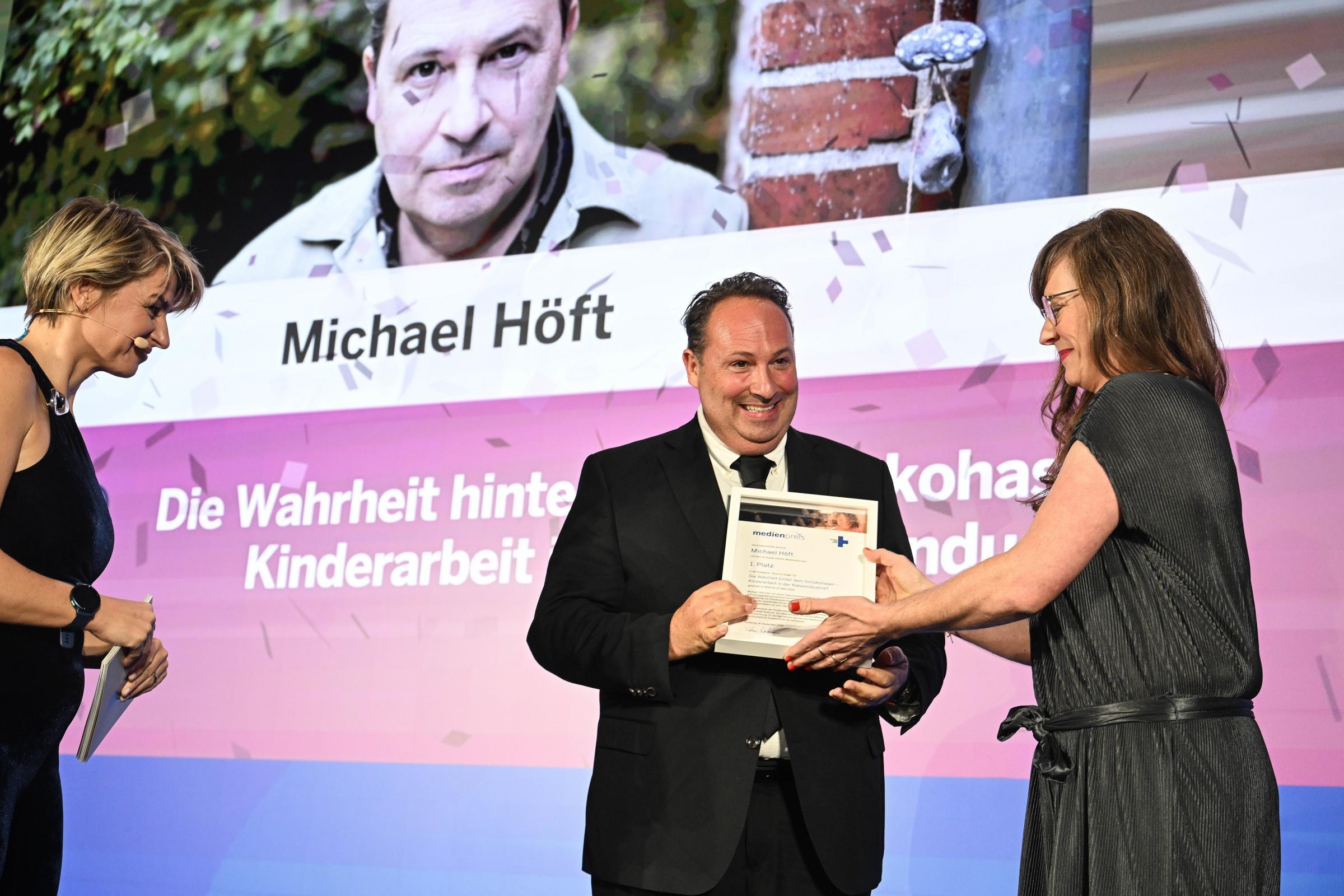 Gewinner des "Story on Stage"-Preis Michael Höft bei der Kindernothilfe-Medienpreisverleihung 2025 (Quelle: Reto Klar)